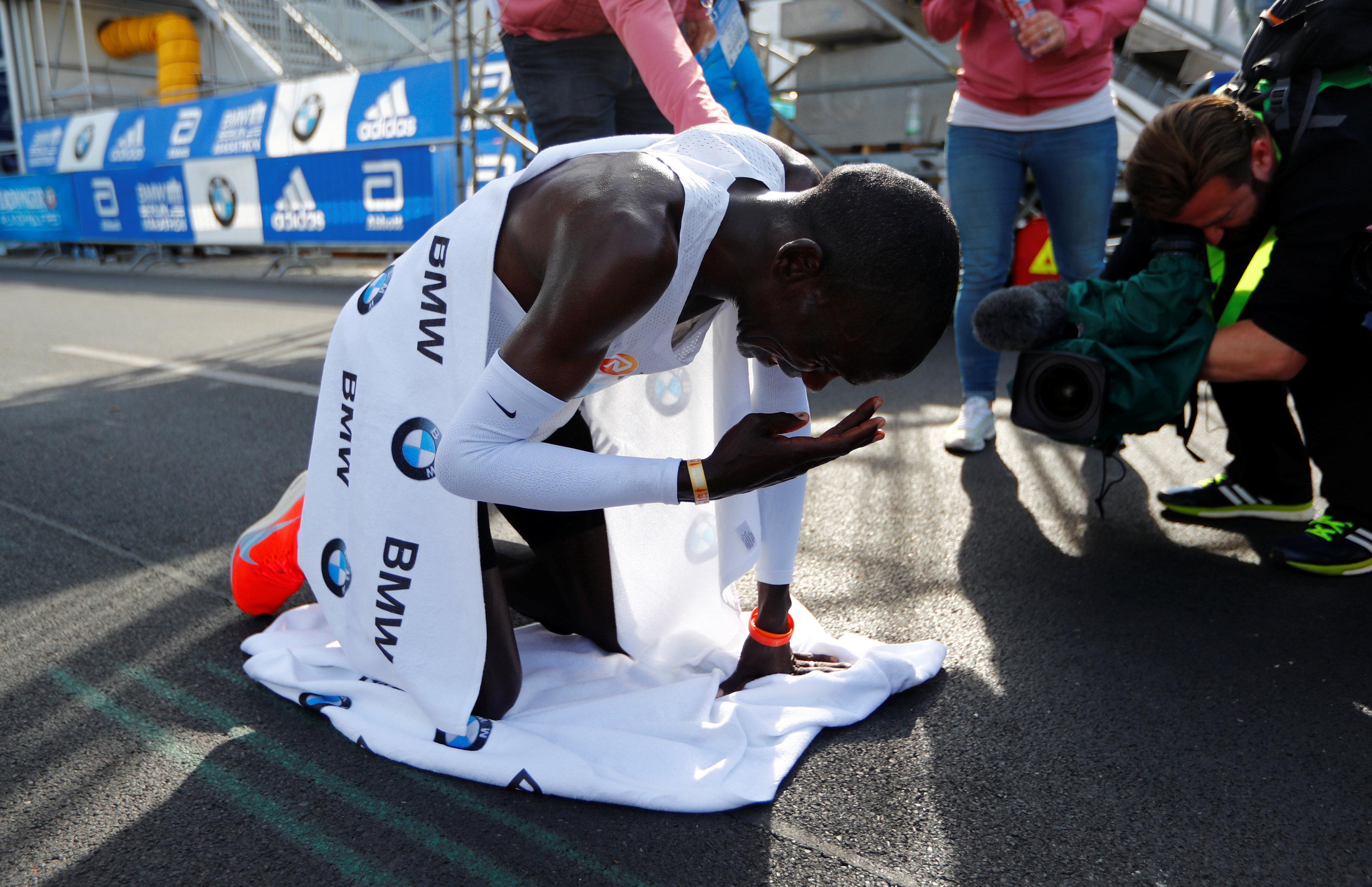 Maratonda dünya rekorunu kırdı