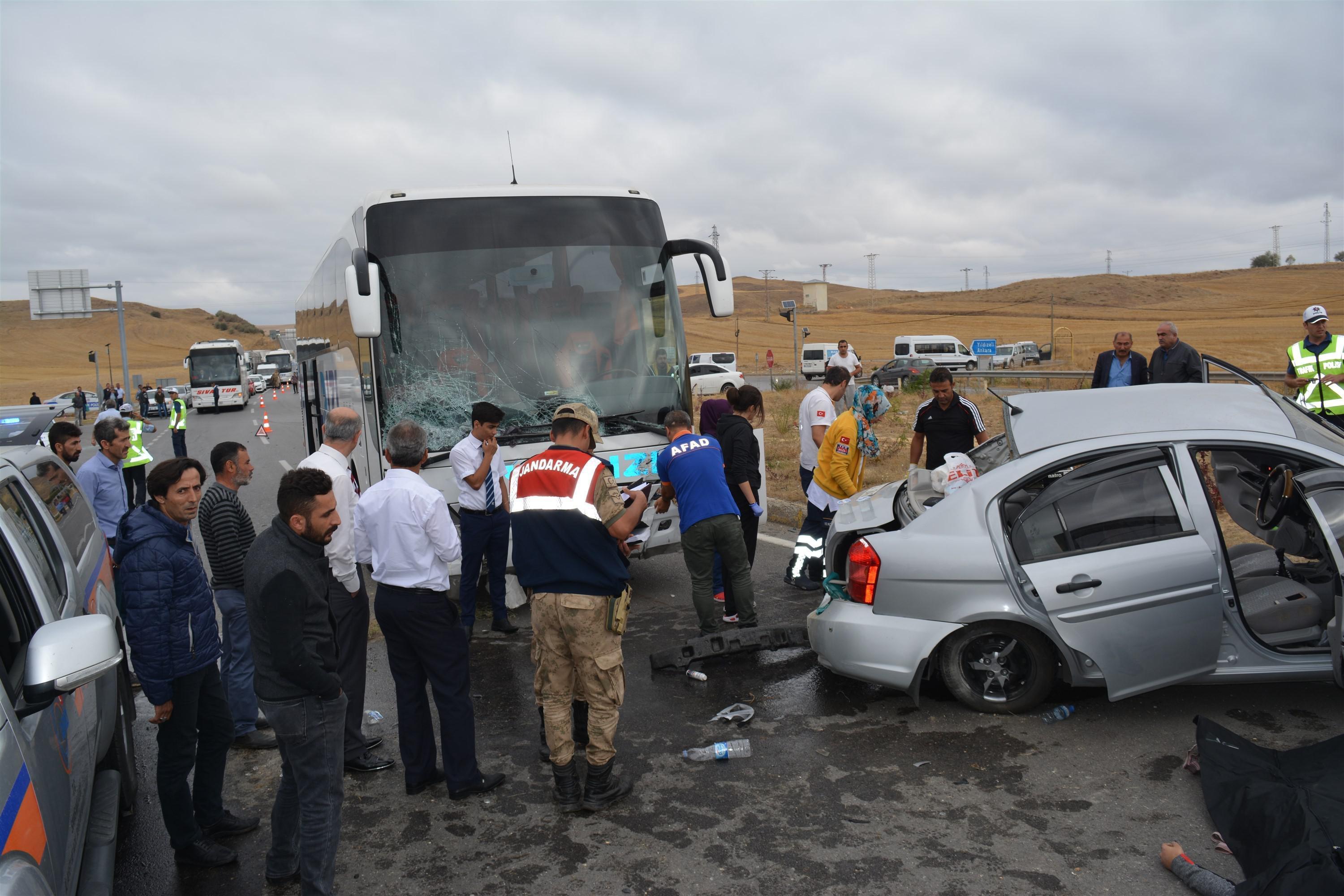 Sivas’ta yolcu otobüsü ile otomobil çarpıştı: 2 ölü, 3 yaralı