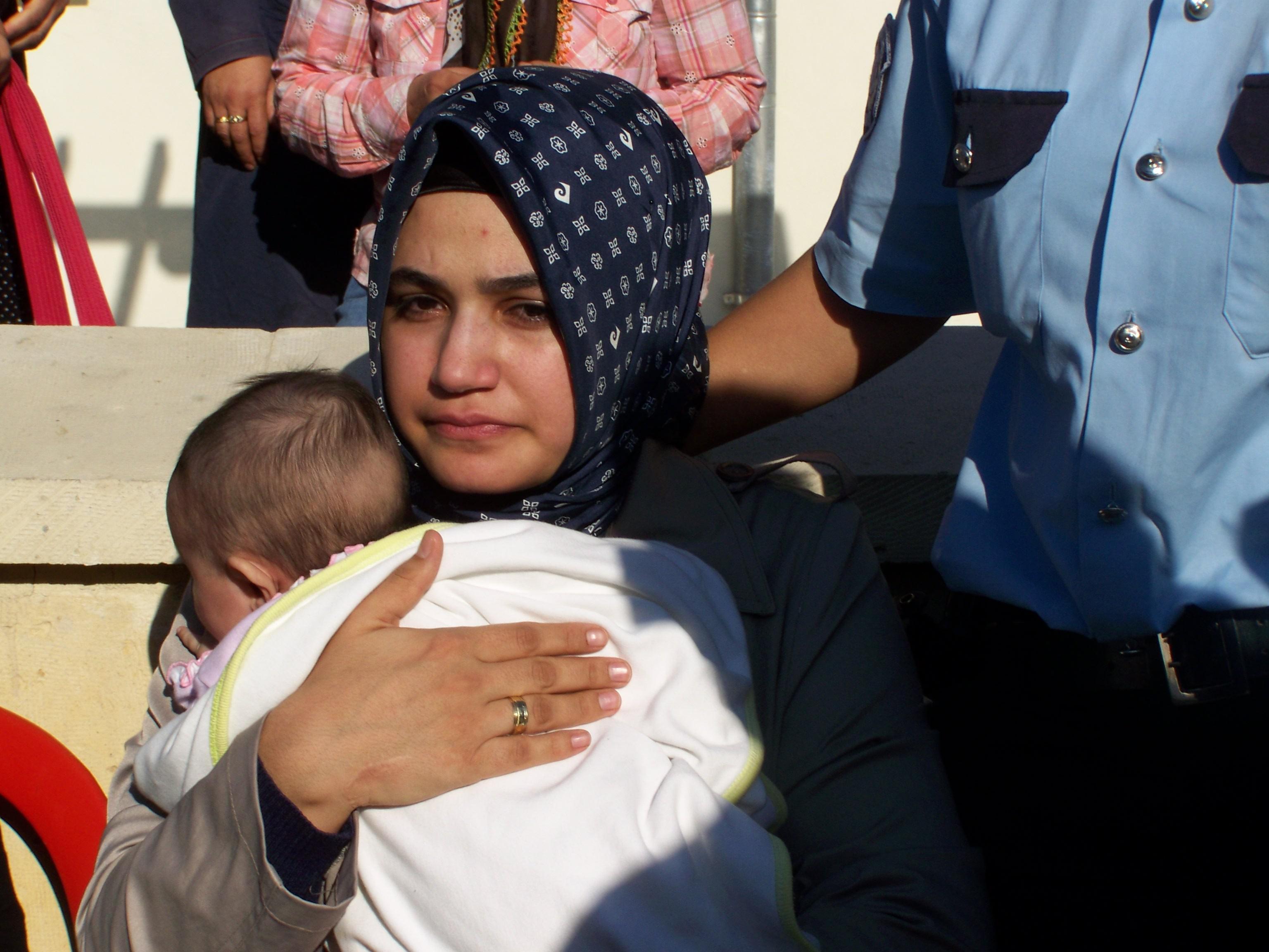 Şehit kızı Zeynep Ravza Akyüzü okula babasının meslektaşı polisler götürdü