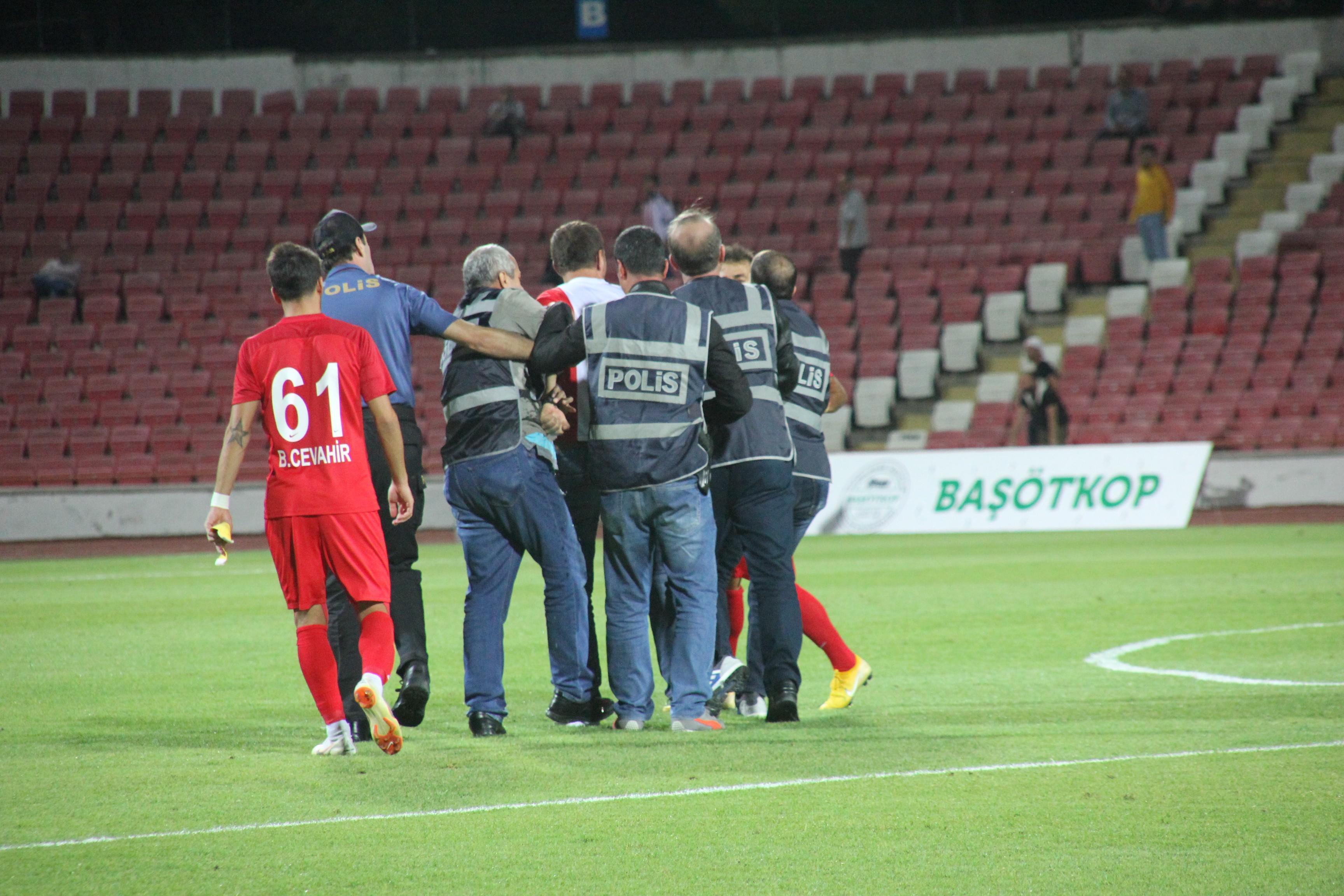 Balıkesirspor - Ümraniyespor maçı yarıda kaldı