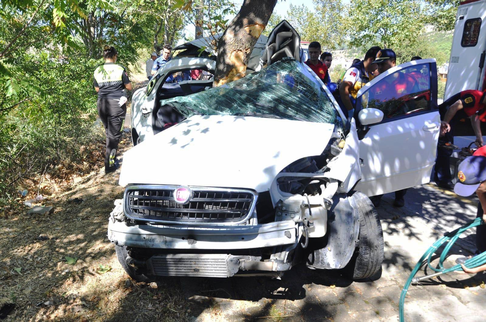 Muğlada otomobil ağaca çarptı: 2 ölü, 1 yaralı