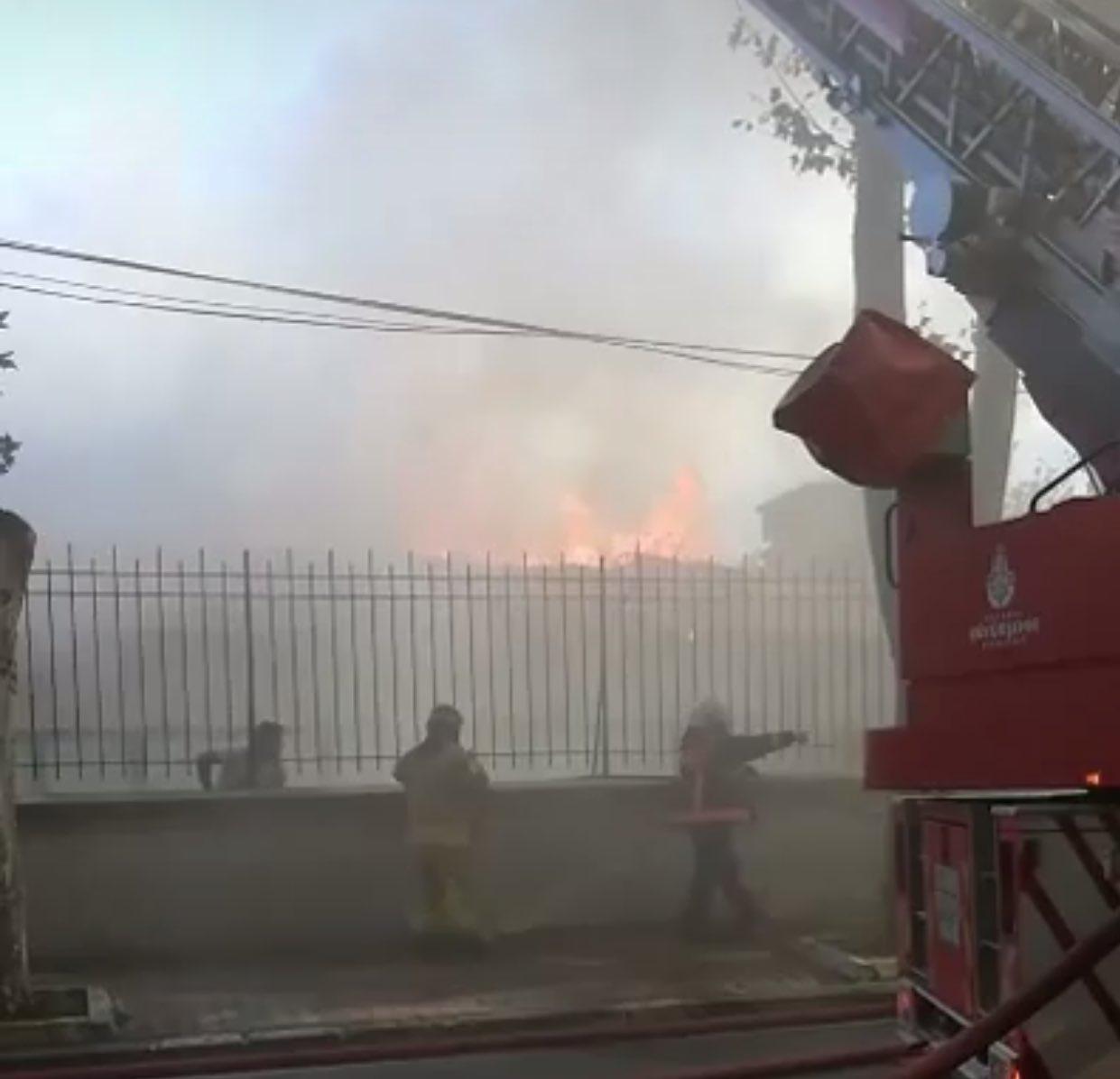 İstanbulda Kabataş Erkek Lisesinin bahçesindeki Feriye Sinemasında yangın çıktı