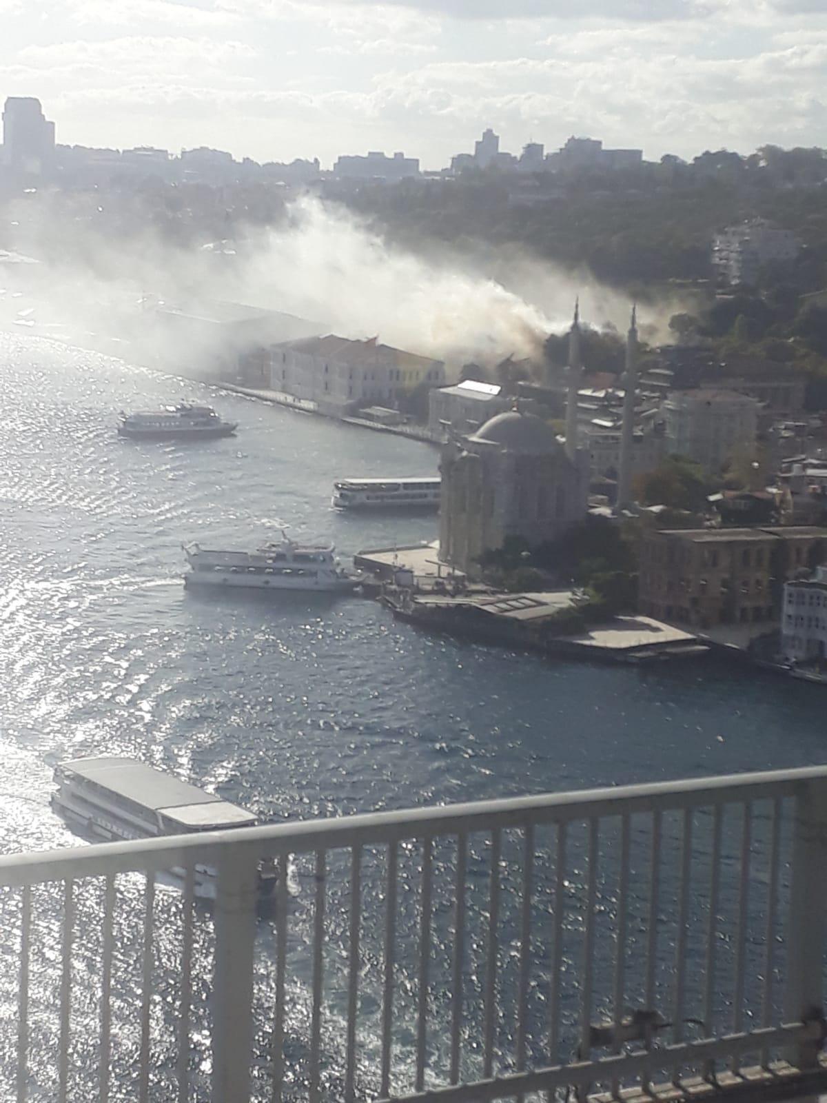 İstanbulda Kabataş Erkek Lisesinin bahçesindeki Feriye Sinemasında yangın çıktı