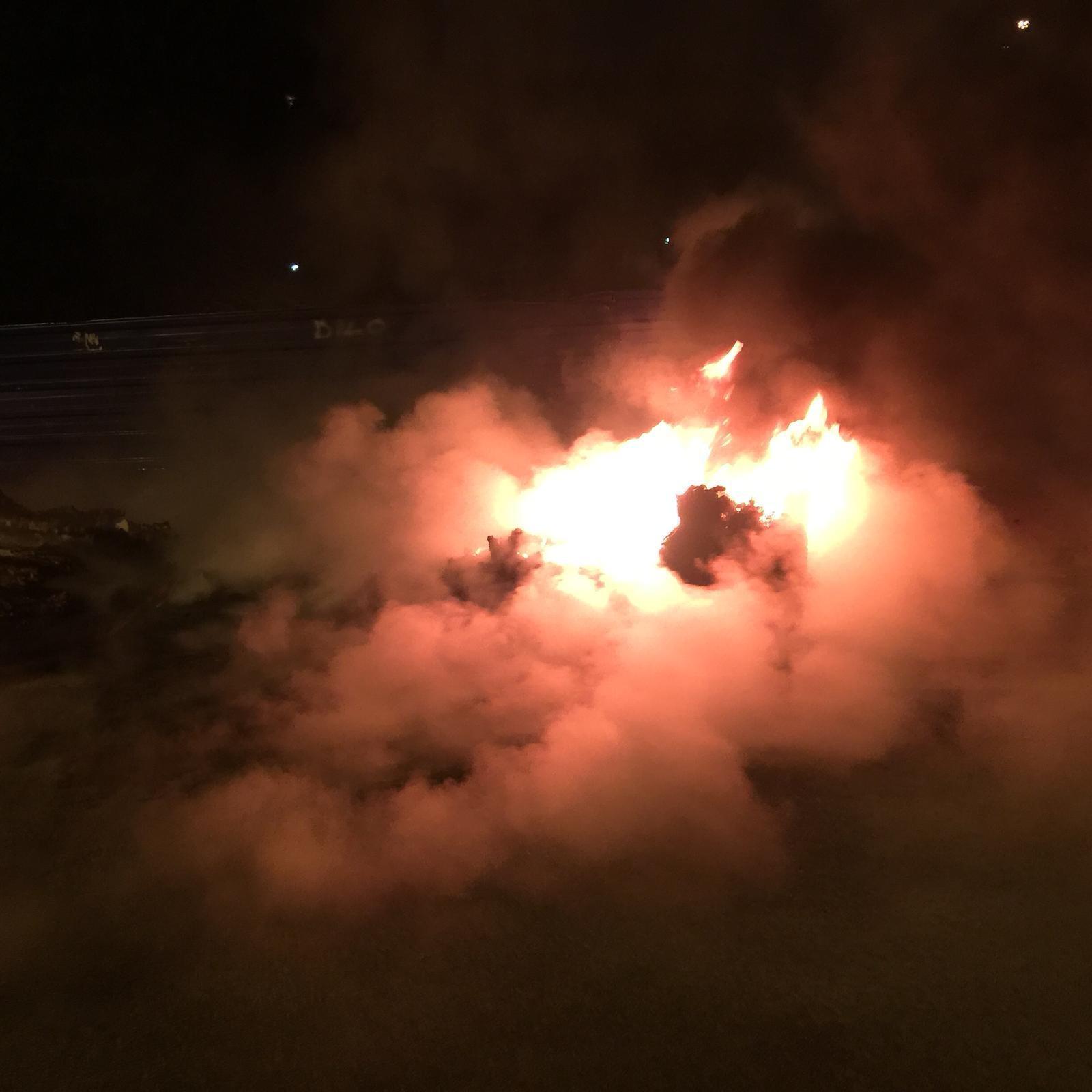 Çöpte çıkan yangın otomobili küle döndürüyordu