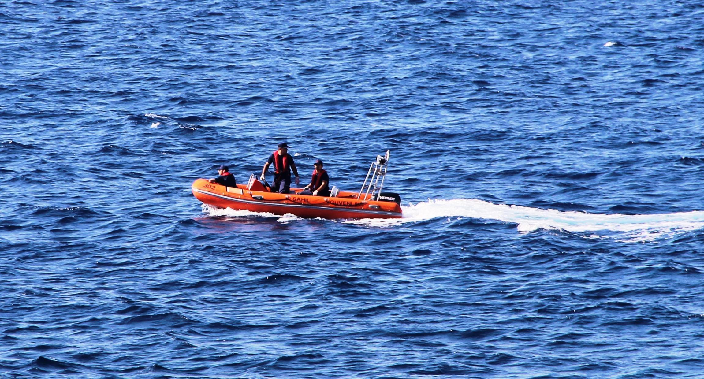 Kaçak teknesi battı: 1 kişi öldü, 16 kişi kurtarıldı