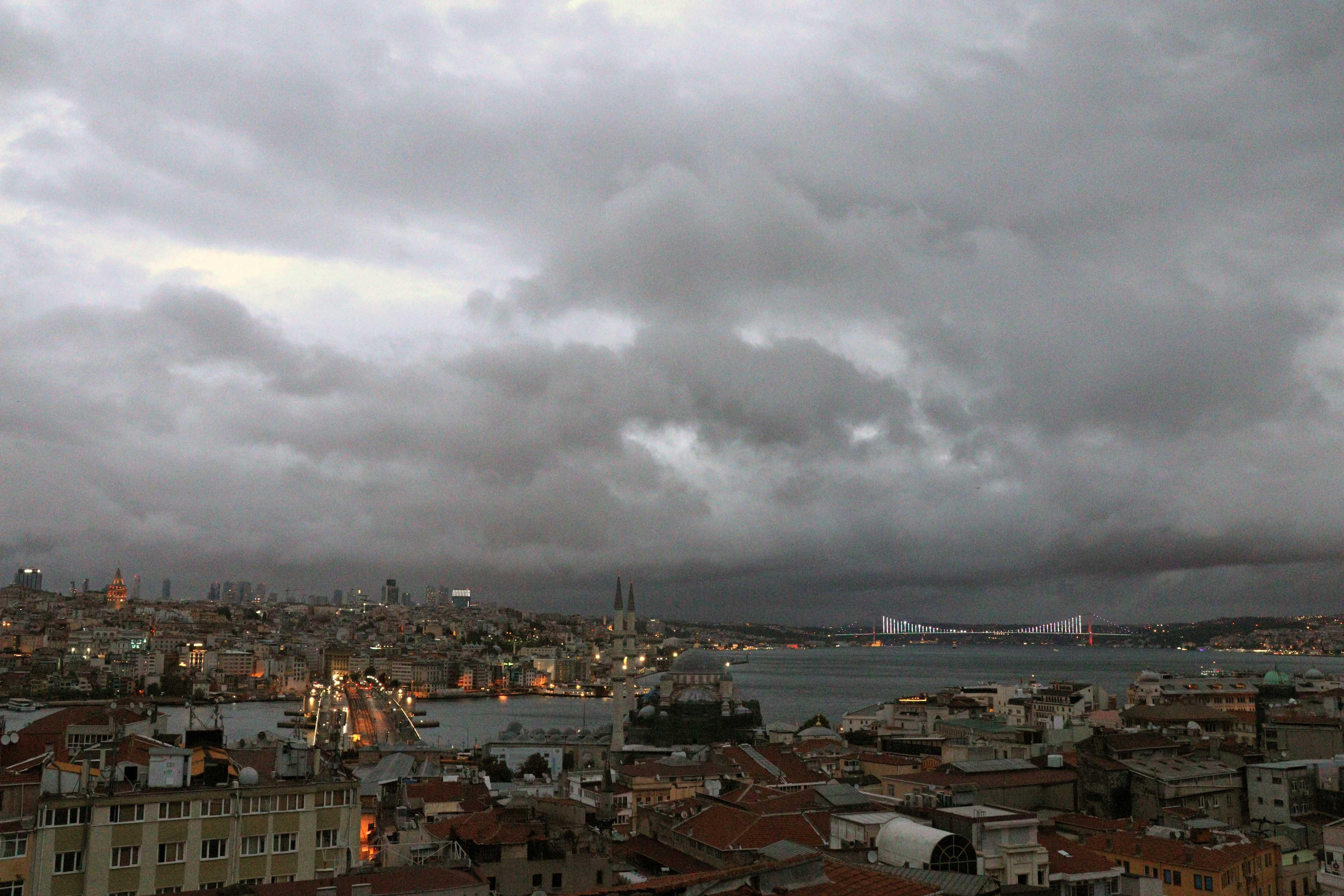 Meteoroloji uyarmıştı Ve başladı... İstanbulda seferler iptal...