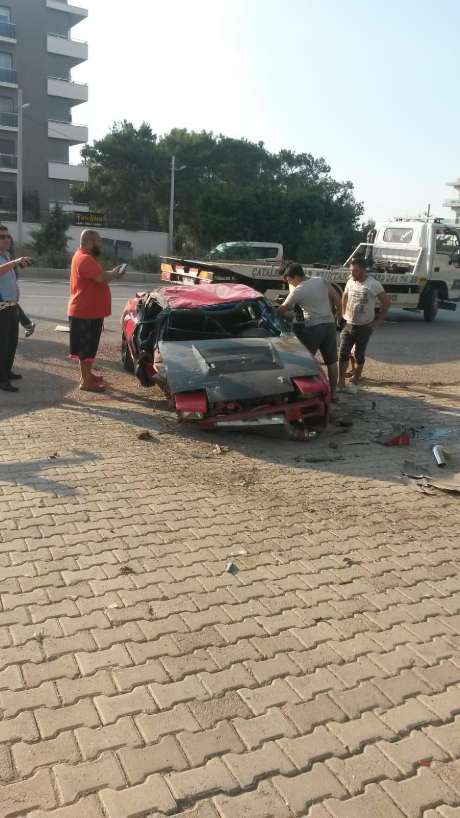 Takla atan aracın üstünden geçtiği feci kazadan sağ kurtuldu