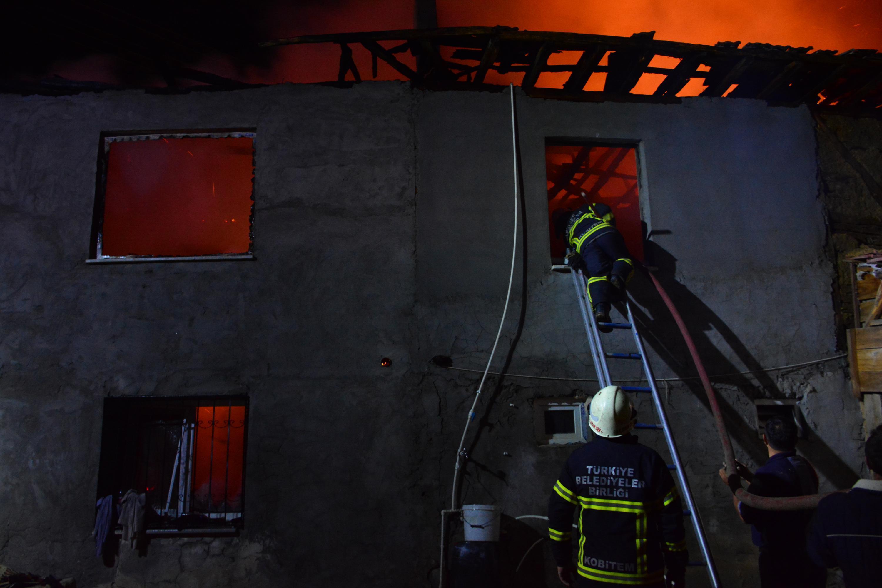 Erbaa’da 2 katlı evde yangın çıktı