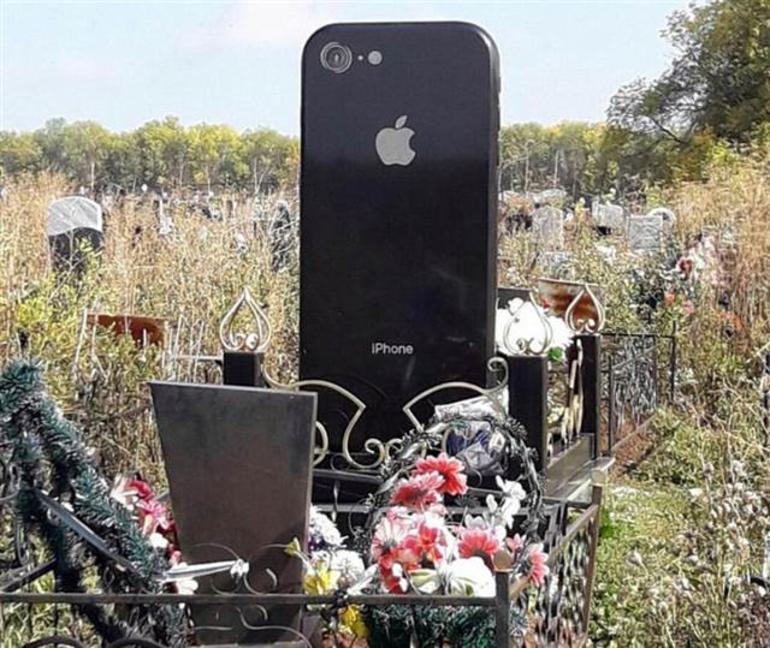 Rusyada iPhone 6dan mezar taşı