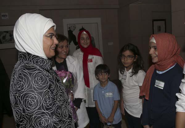 Emine Erdoğan, Maarif Vakfı Okulu öğrencilerini kabul etti
