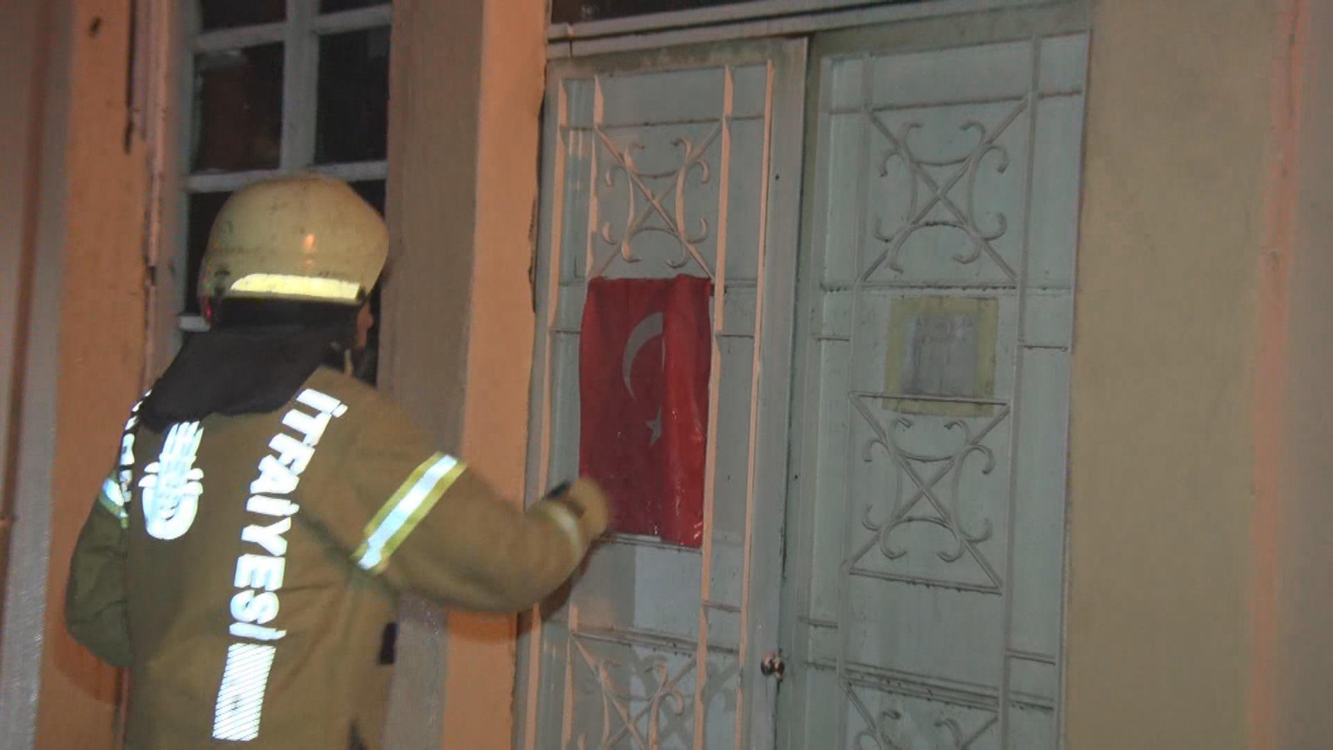 Yangında zarar görmesin diye itfaiye eri Türk bayrağını cebine koydu