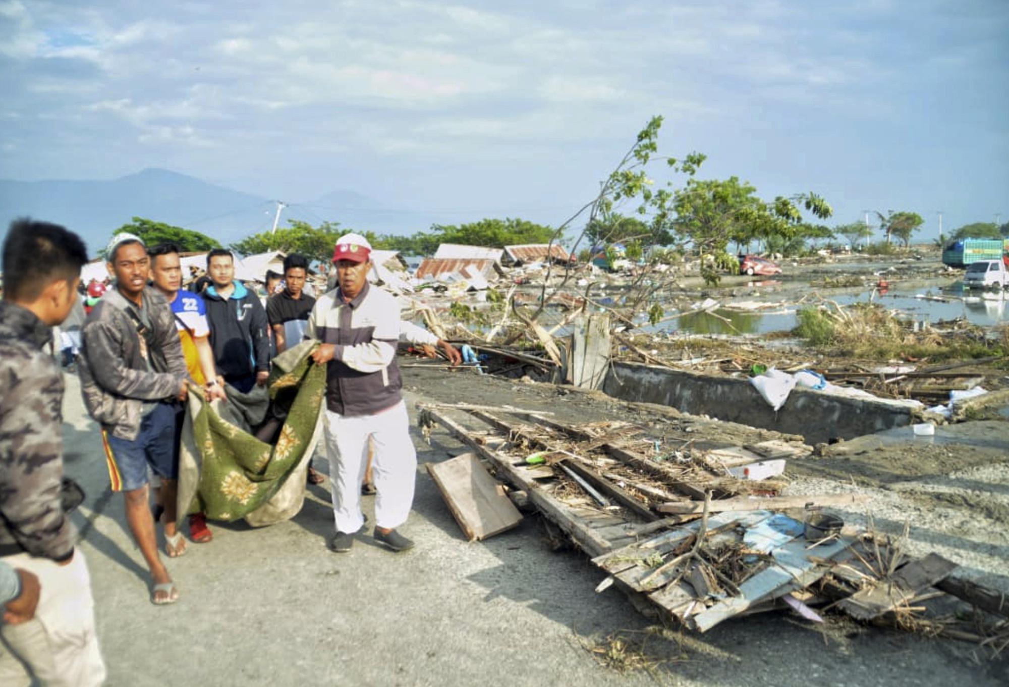 Endonezyada 7.7 büyüklüğündeki depremin ardından tsunami: En az 384 ölü