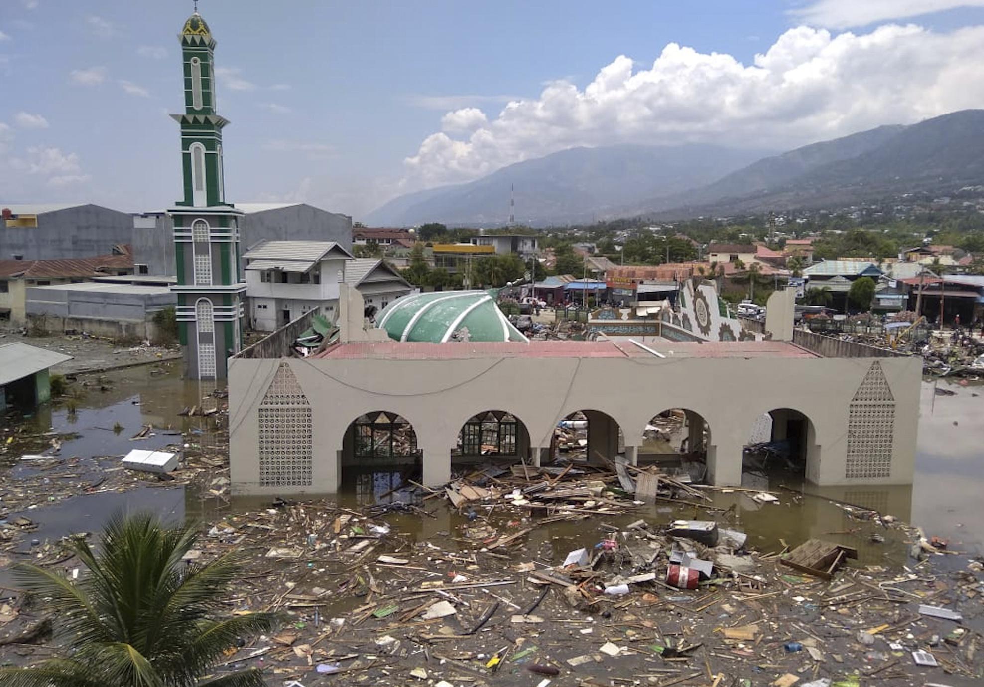Endonezyada 7.7 büyüklüğündeki depremin ardından tsunami: En az 384 ölü