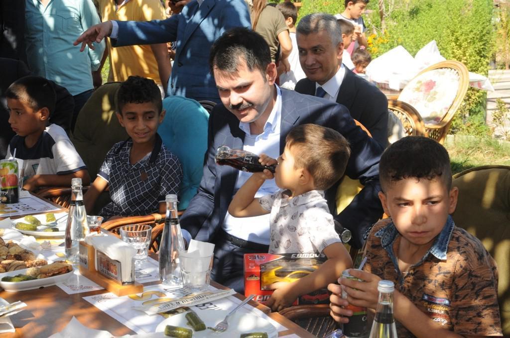 Bakan Murat Kurum, Şırnakta parktaki çocuklarla sohbet etti