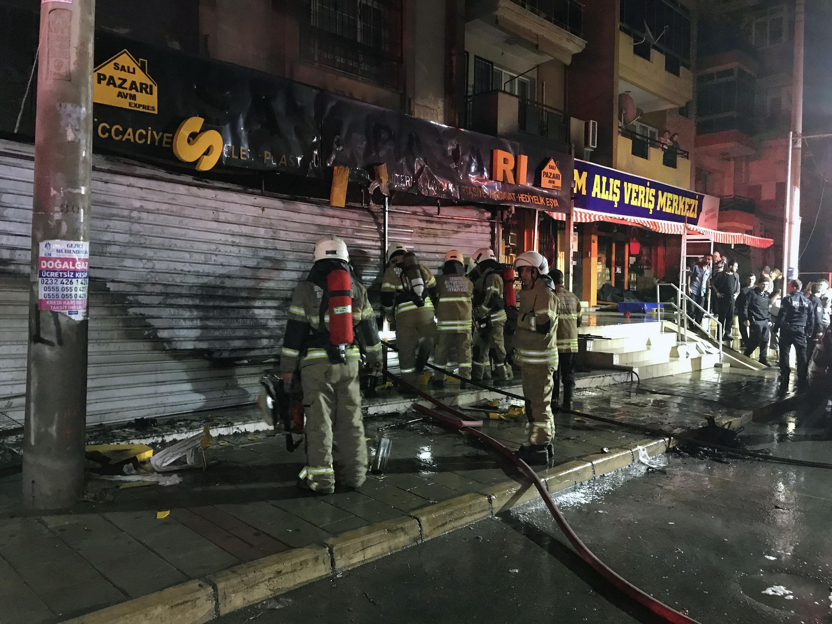 İzmirde yangın: 3 yeri hasar gördü