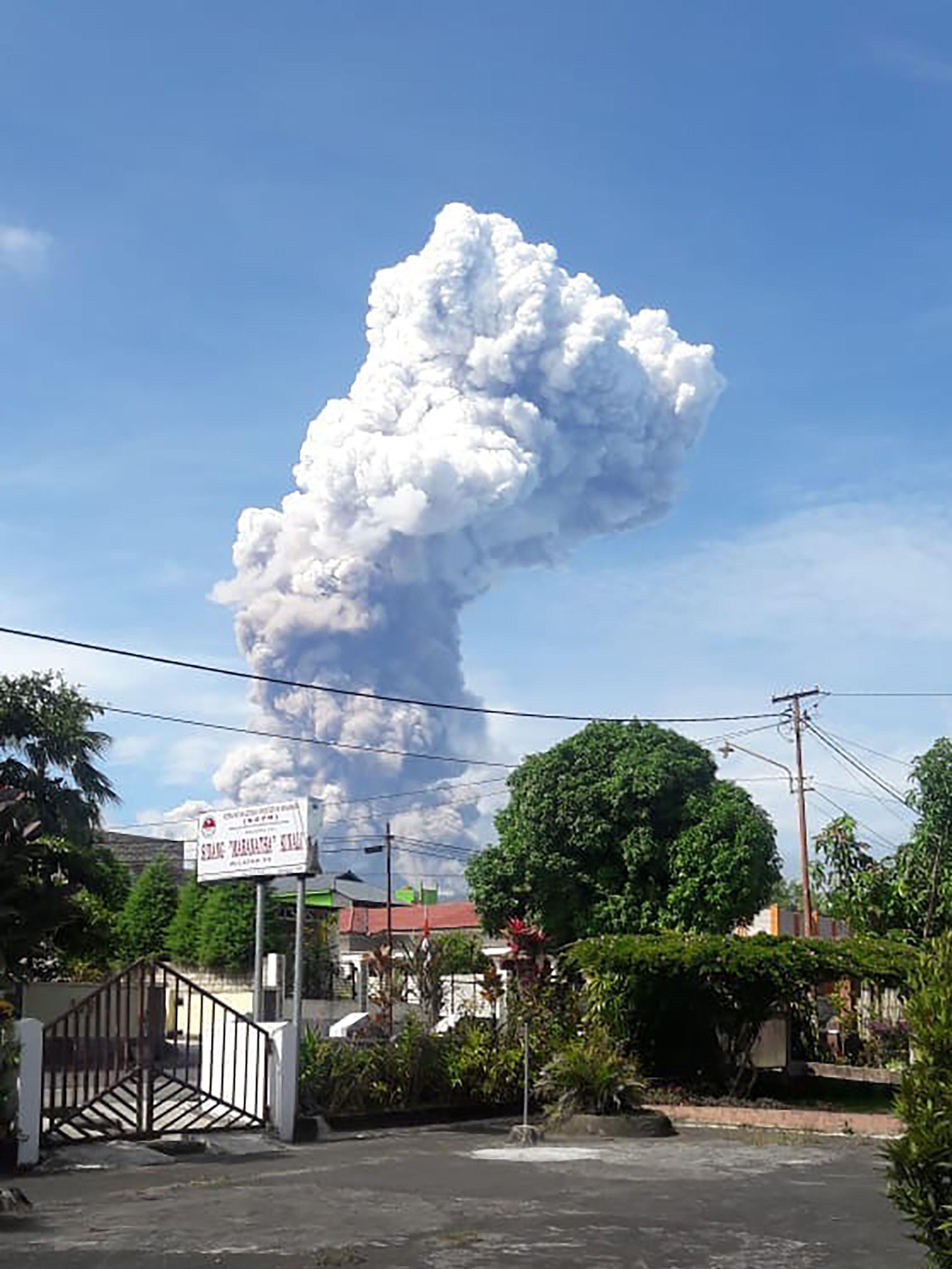 Son dakika... Endonezyada deprem ve tsunaminin ardından yanardağ patladı