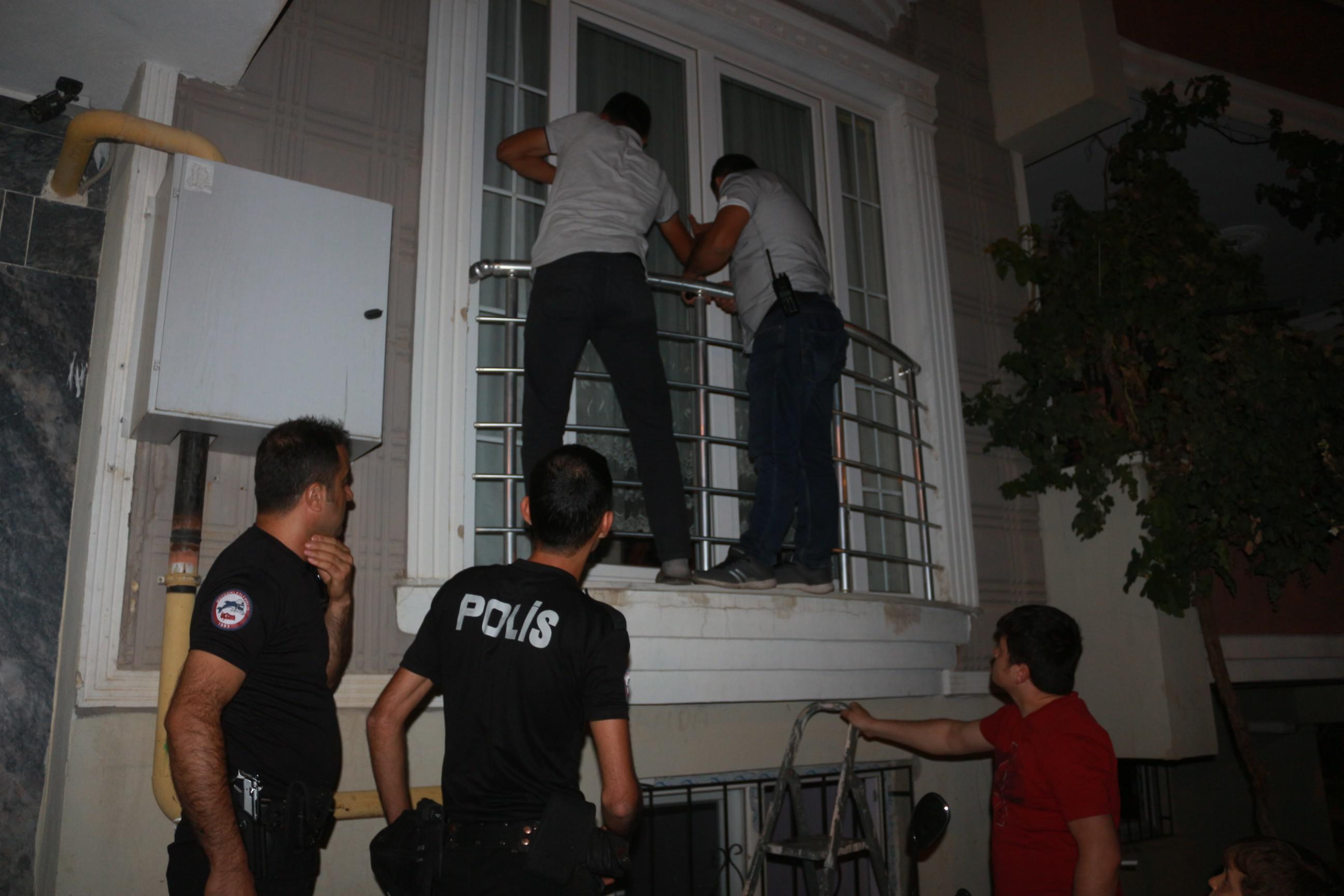 Hırsız içeride ihbarı polisi balkona tırmandırdı