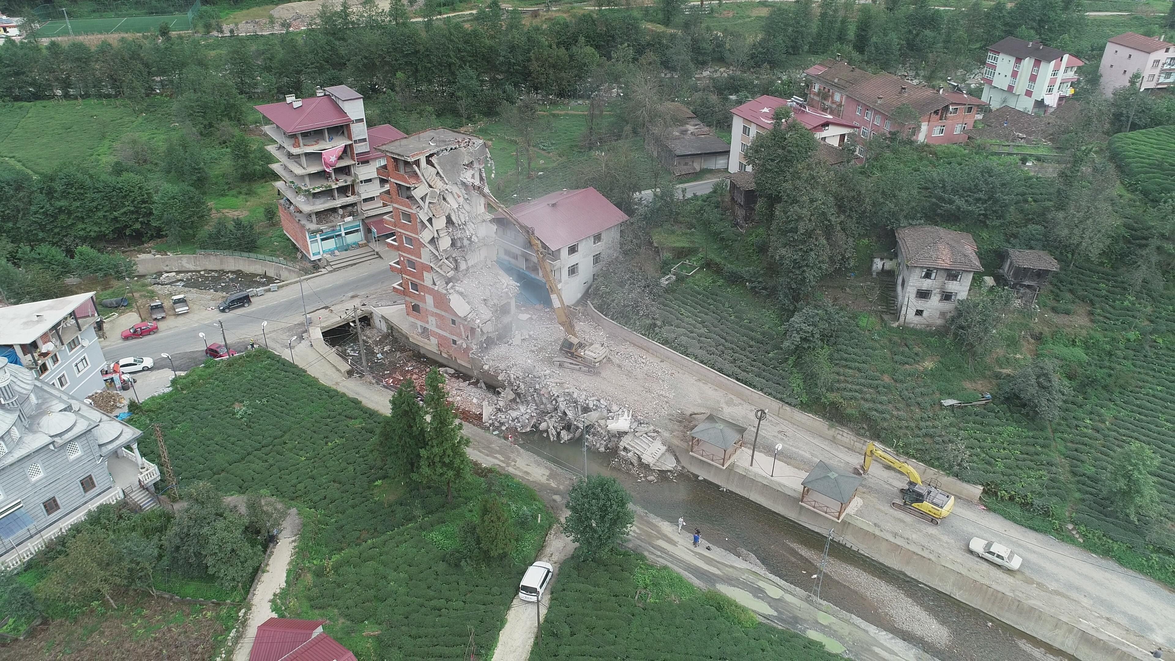 Rizedeki 7 katlı binanın yıkımı 2. gününde devam ediyor
