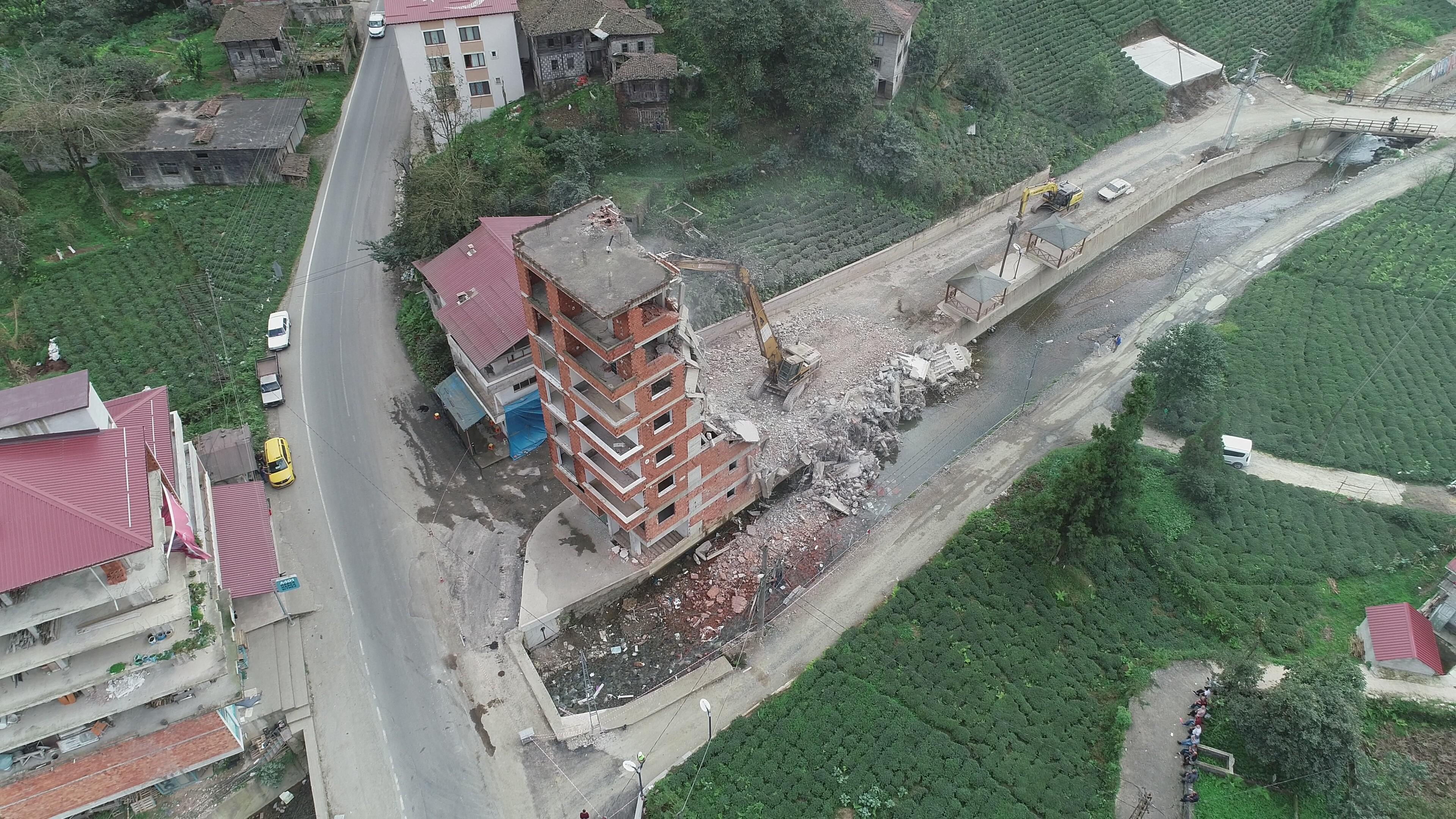 Rizedeki 7 katlı binanın yıkımı 2. gününde devam ediyor