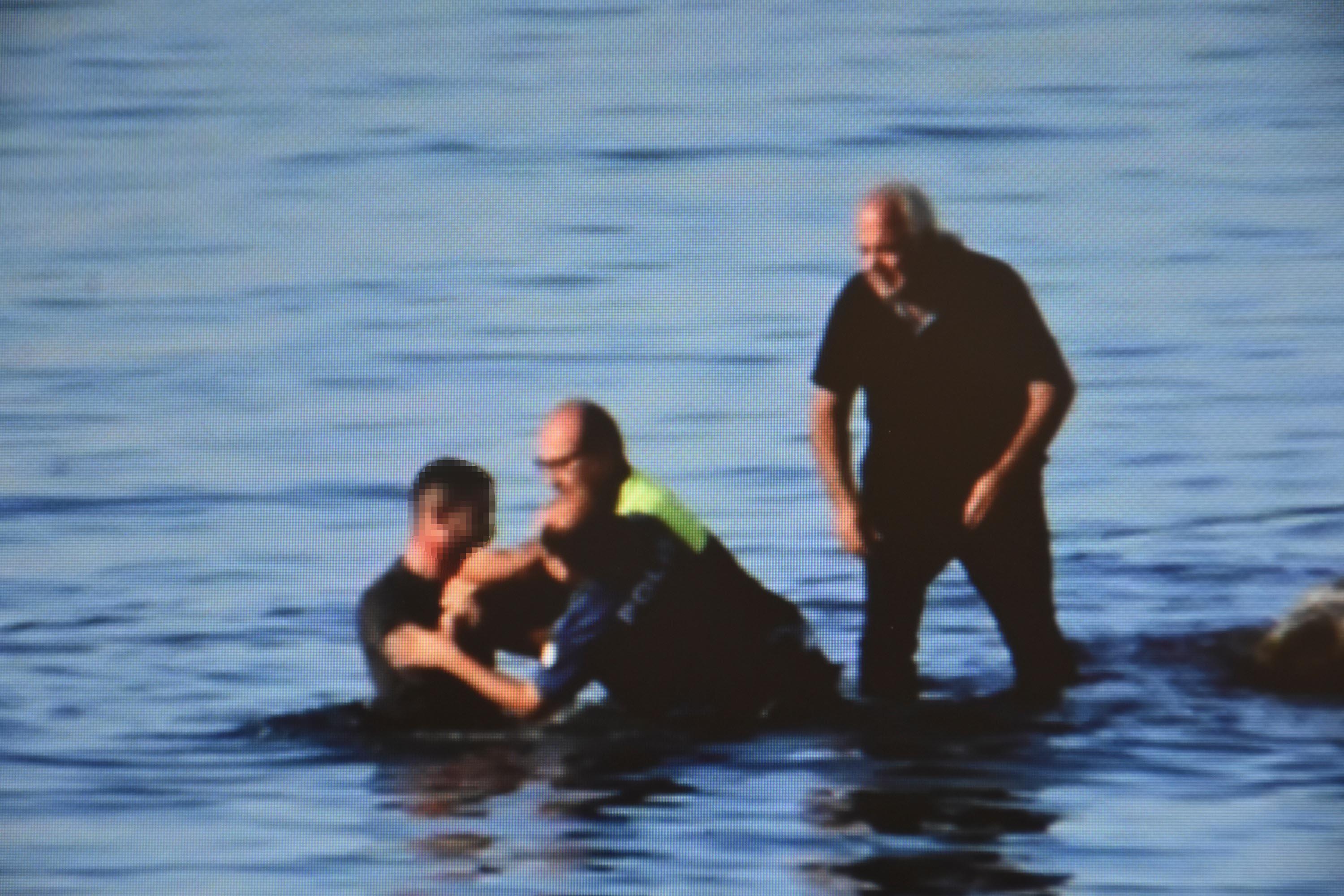 Denizde camla kendini kesen genci kurtarmak için polis denize atladı