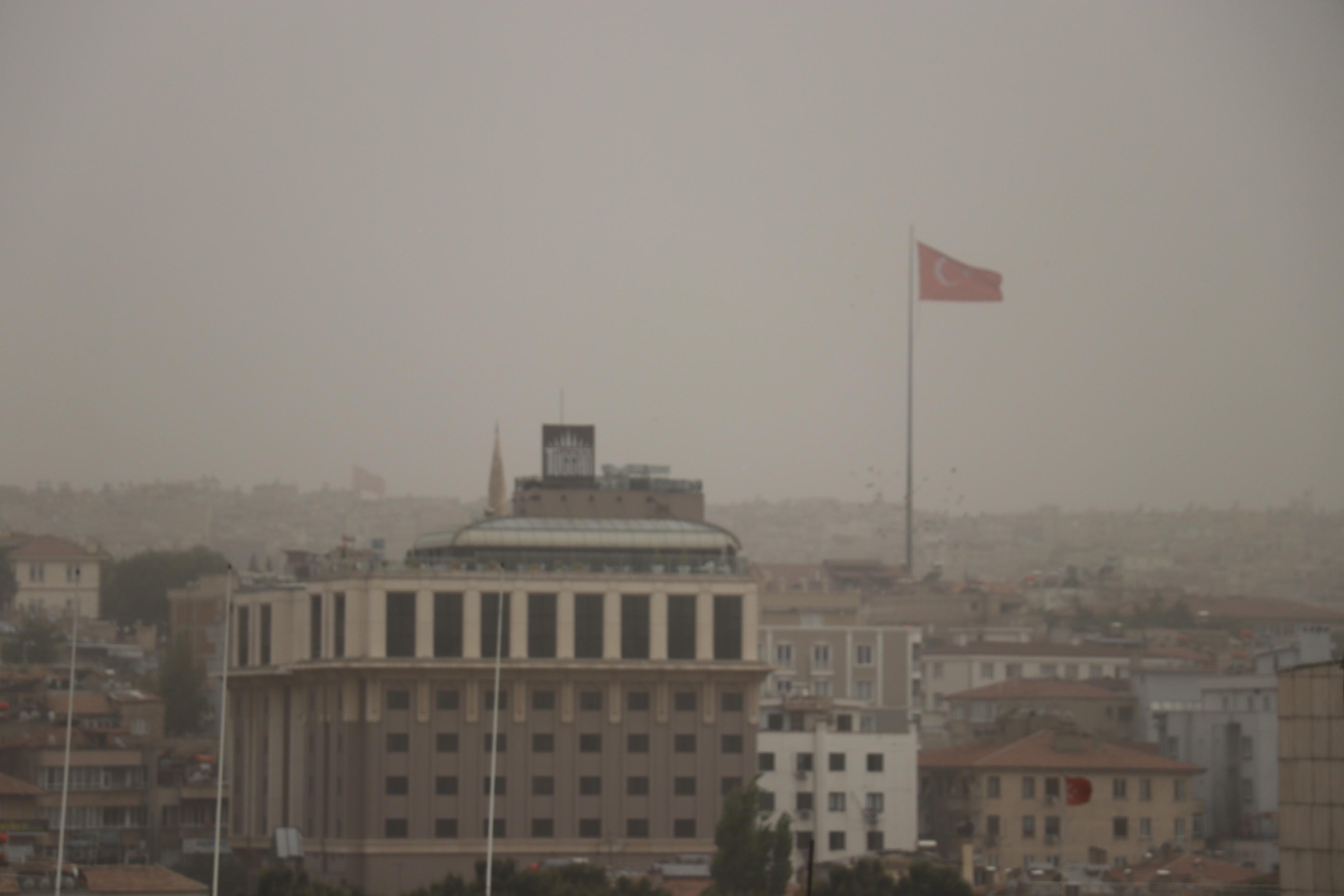 Suriye sınırında toz bulutu etkili oluyor