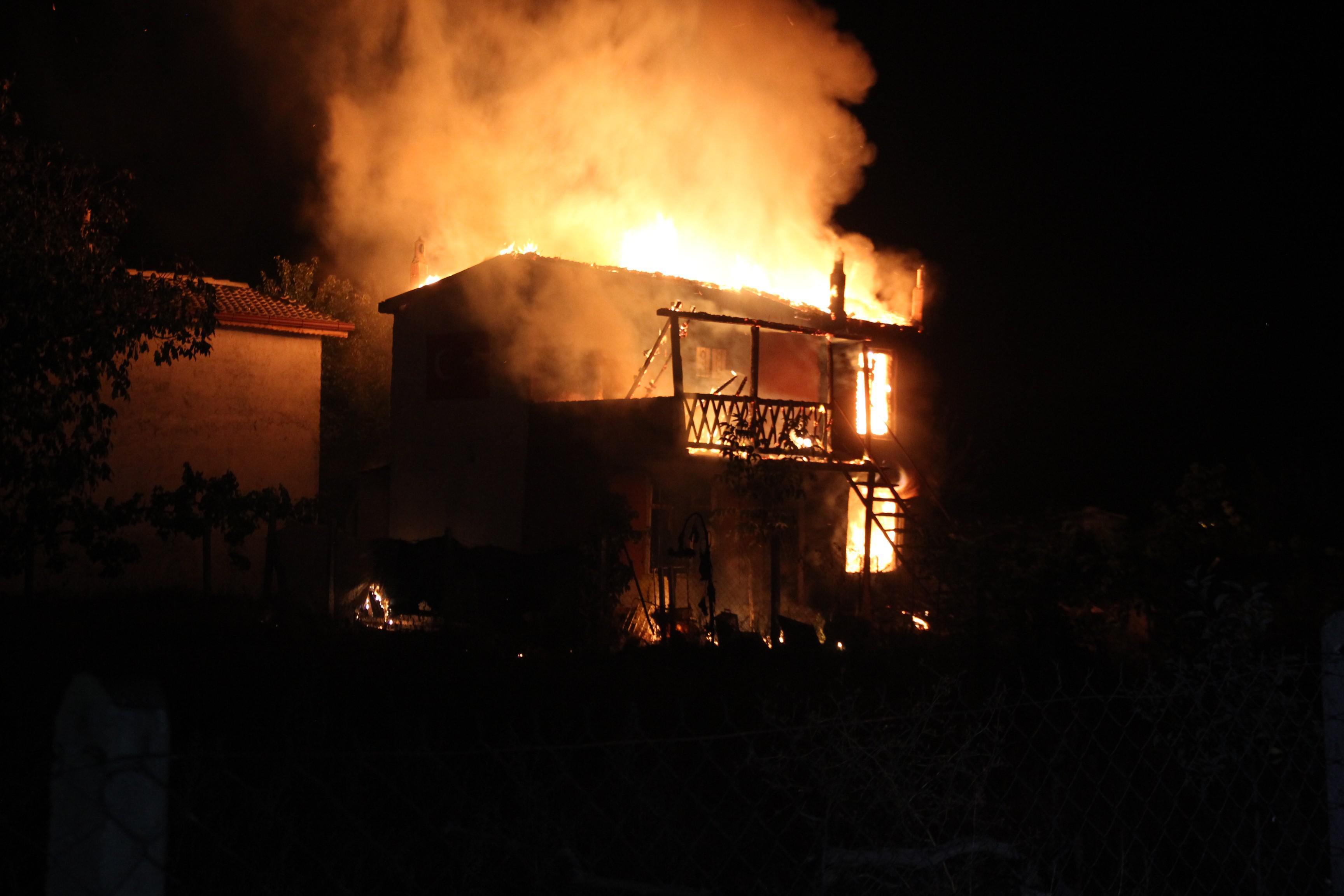 Konyada yangın: İki katlı bina kül oldu