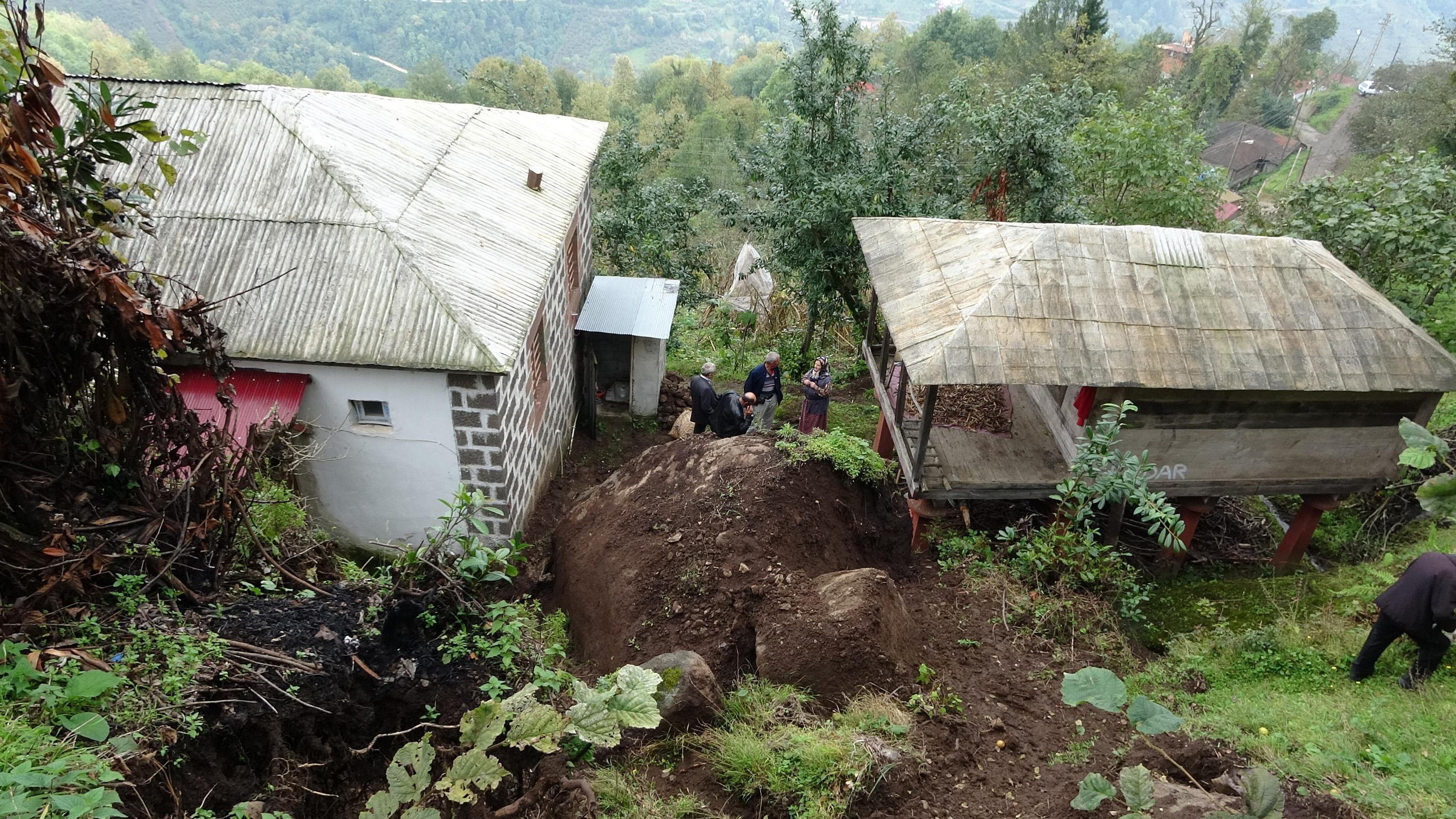 Trabzonda şoke eden olay 100 tonluk kaya evin yanına düştü