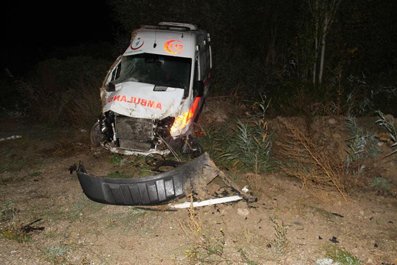 Konya Beyşehirde ambulans şarampole yuvarlandı: 4 yaralı