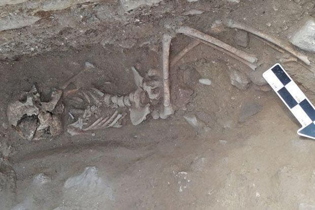 İtalyada vampir çocuk mezarı bulundu