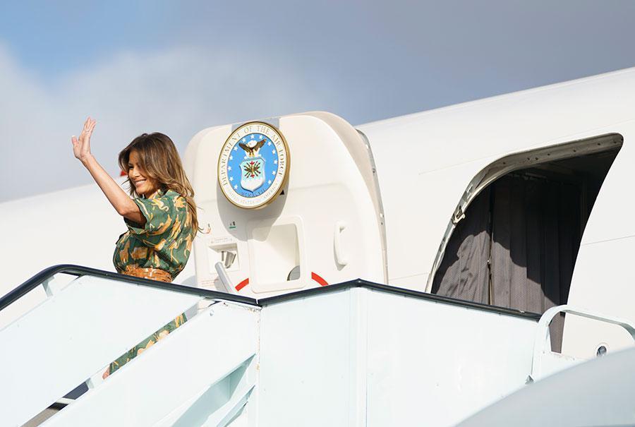 Son dakika Amerika First Ladysi Melania Trumpın uçağı acil iniş yaptı