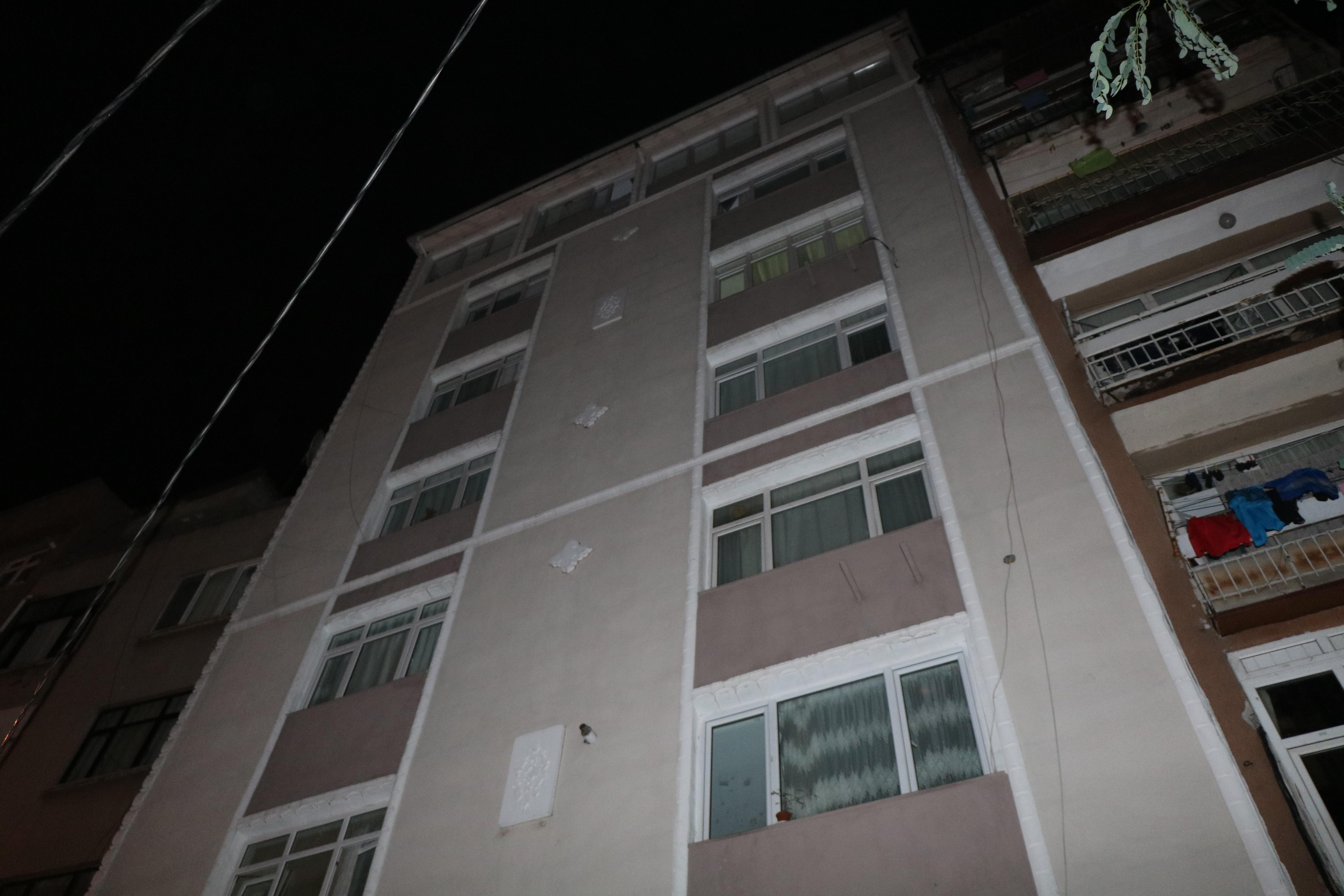 Çökme tehlikesi bulunan 8 katlı apartman tahliye edildi