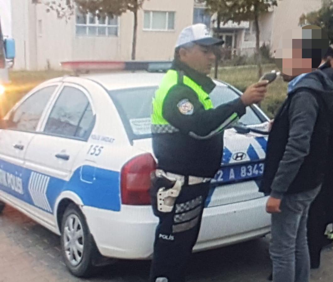 Servis sürücüsü alkollü çıktı, öğrencileri okula polis bıraktı