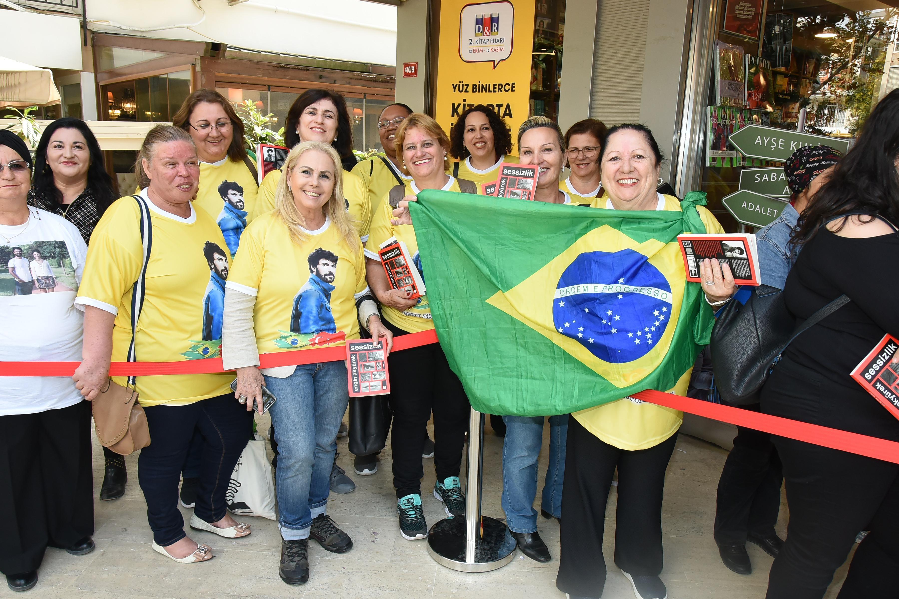 Brezilyalı hayranları Engin Akyürek için 13 saatlik yoldan geldi