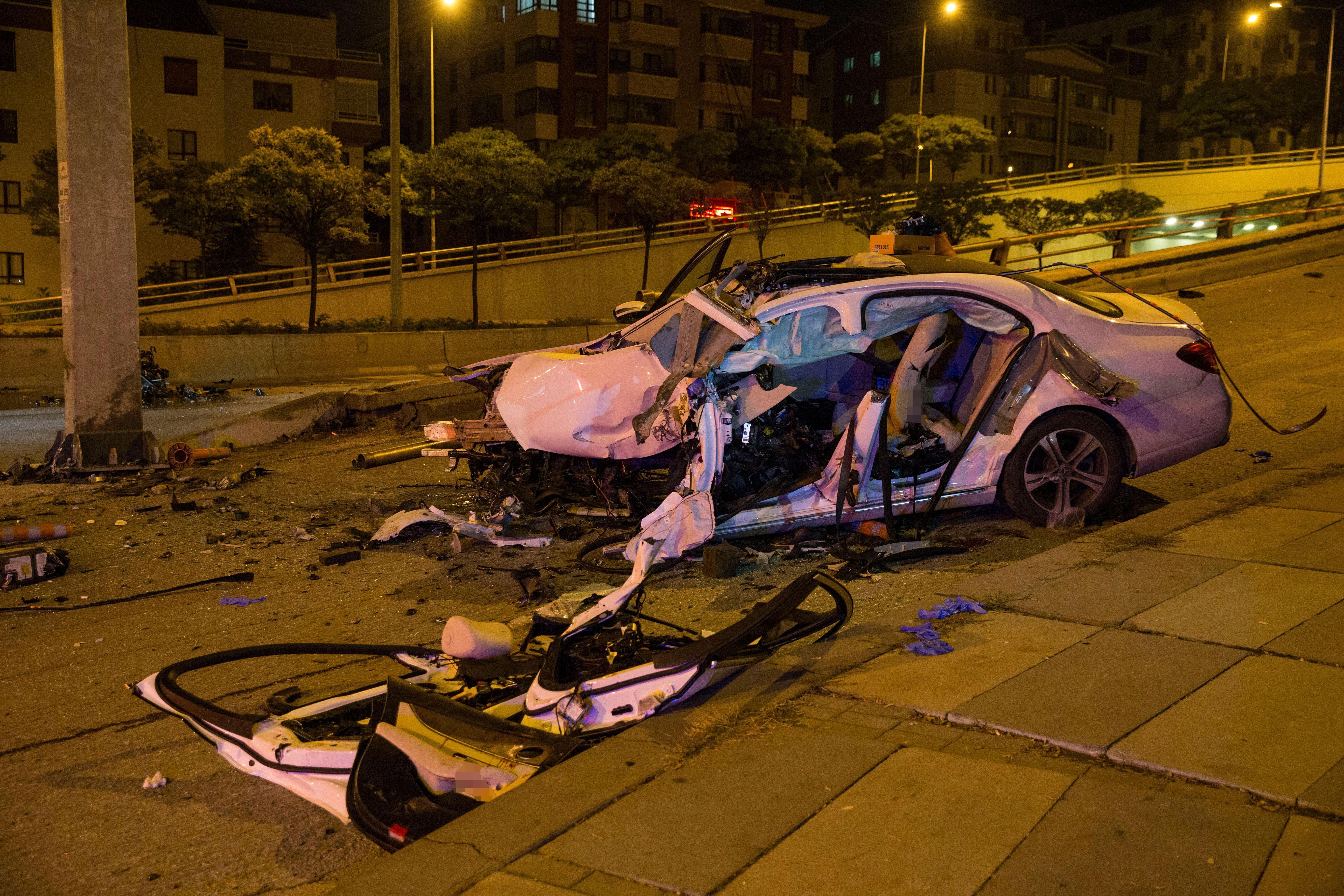 Ankarada feci kaza: Otomobil levhaya çarptı