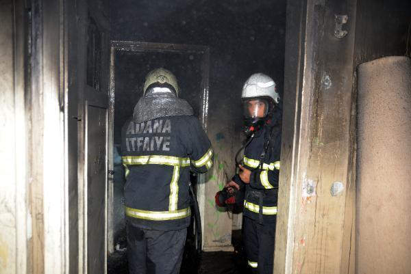 Adanada alkollü bir adam önce evini yaktı, sonra poz verdi