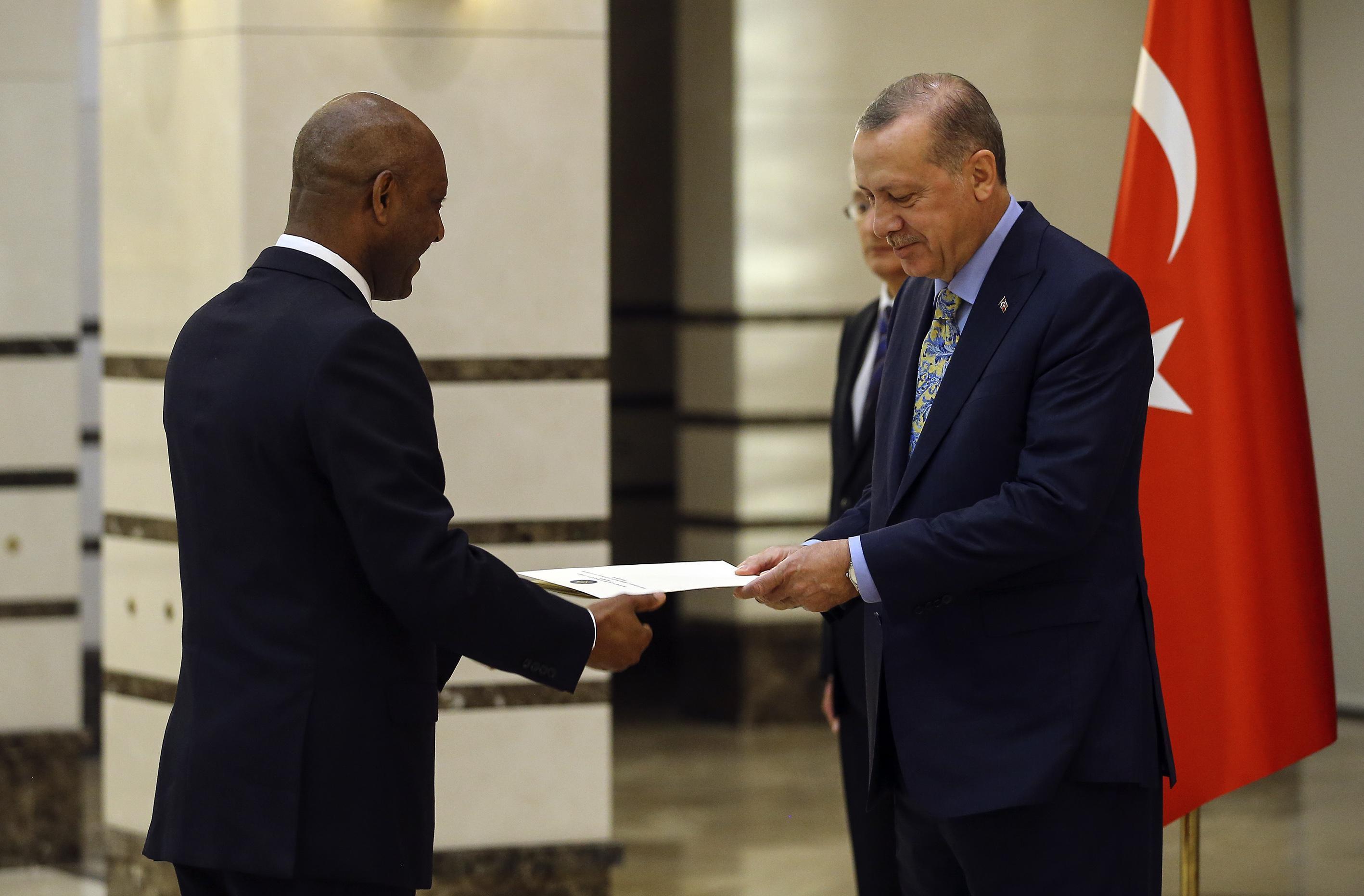 Büyükelçilerden Cumhurbaşkanı Erdoğana güven mektubu