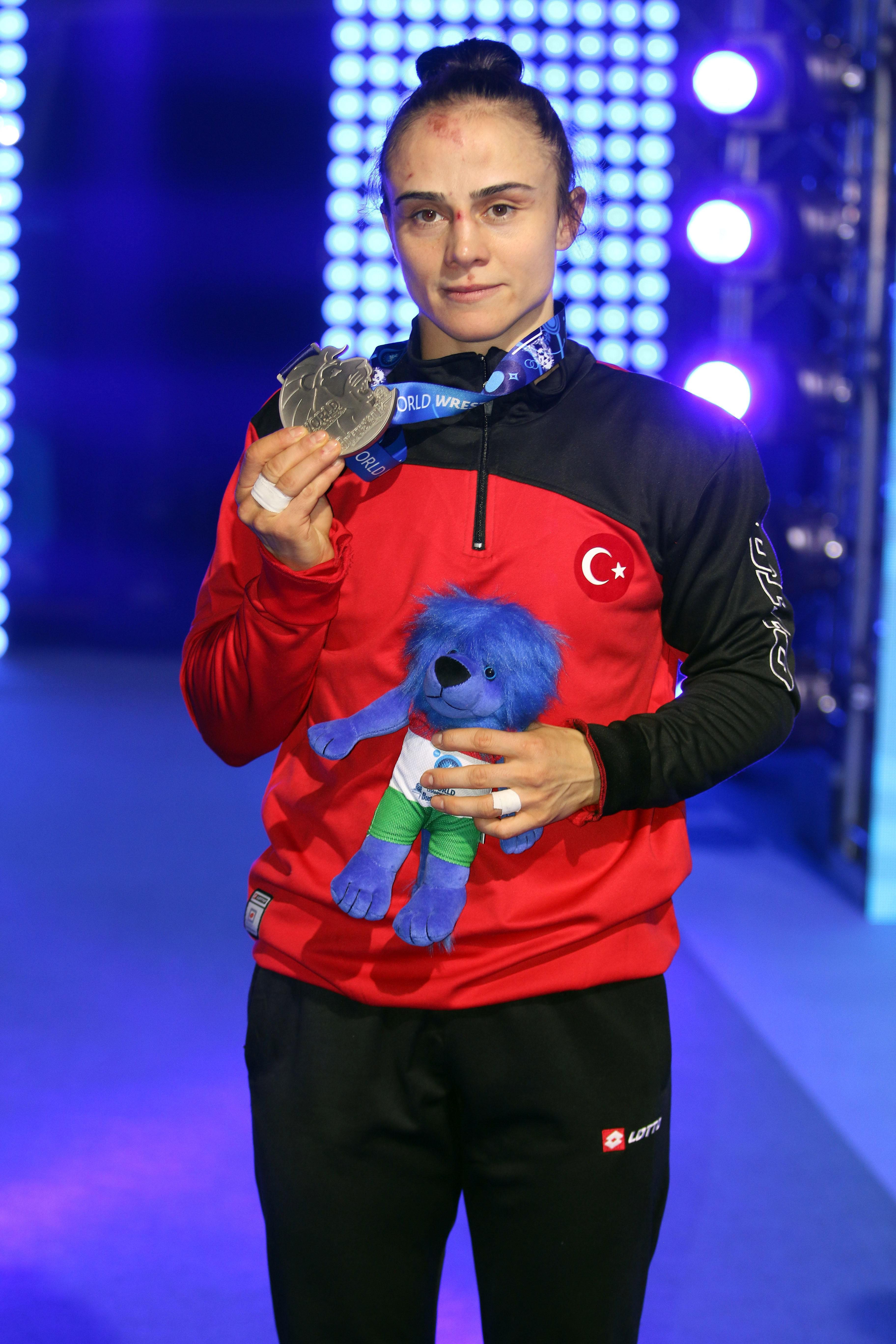 Elif Jale Yeşilırmak, Dünya Güreş Şampiyonası’nda gümüş madalya kazandı