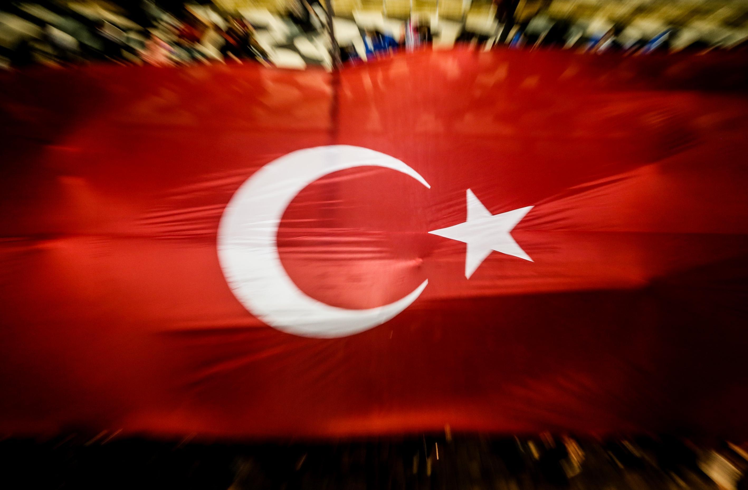 İzmirde 350 metre uzunluğunda Türk bayrağı açıldı