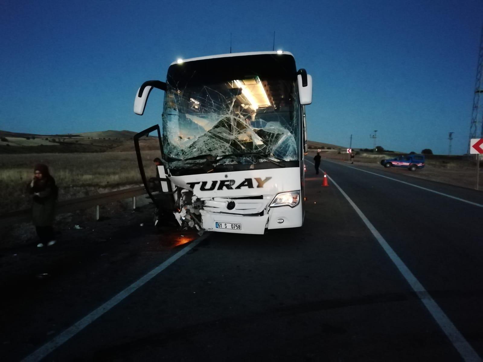 Son dakika Sivasta yolcu otobüsü kaza yaptı: 2 ölü, 4 yaralı