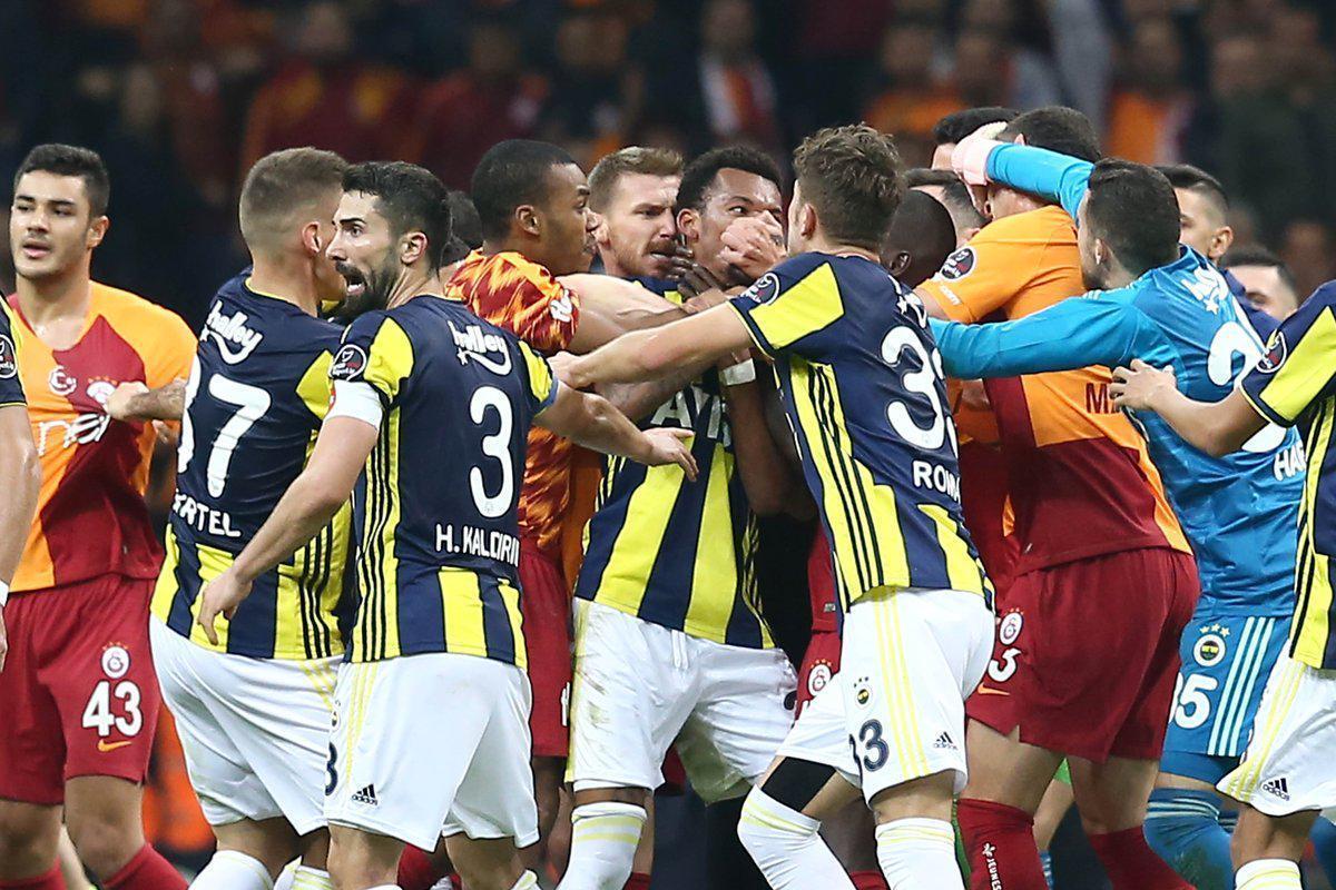 Galatasaray - Fenerbahçe maçının ardından yumruklar havada uçuştu