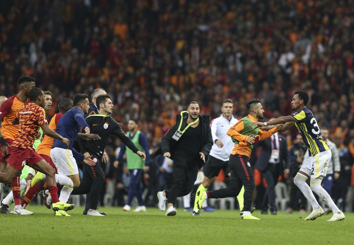 Galatasaray - Fenerbahçe maçının ardından yumruklar havada uçuştu