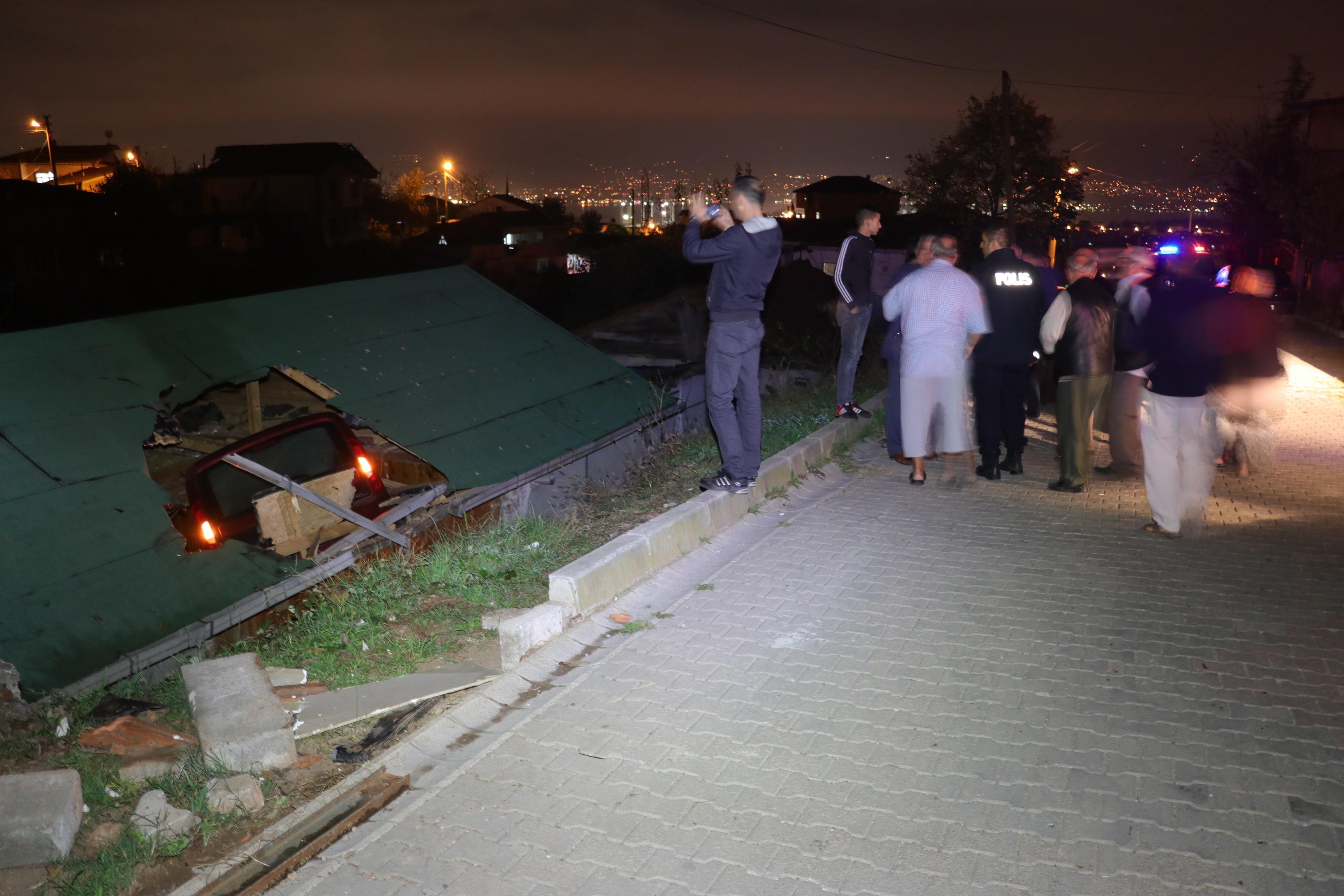 Kocaelide inanılmaz kaza Otomobil evin çatısına uçtu