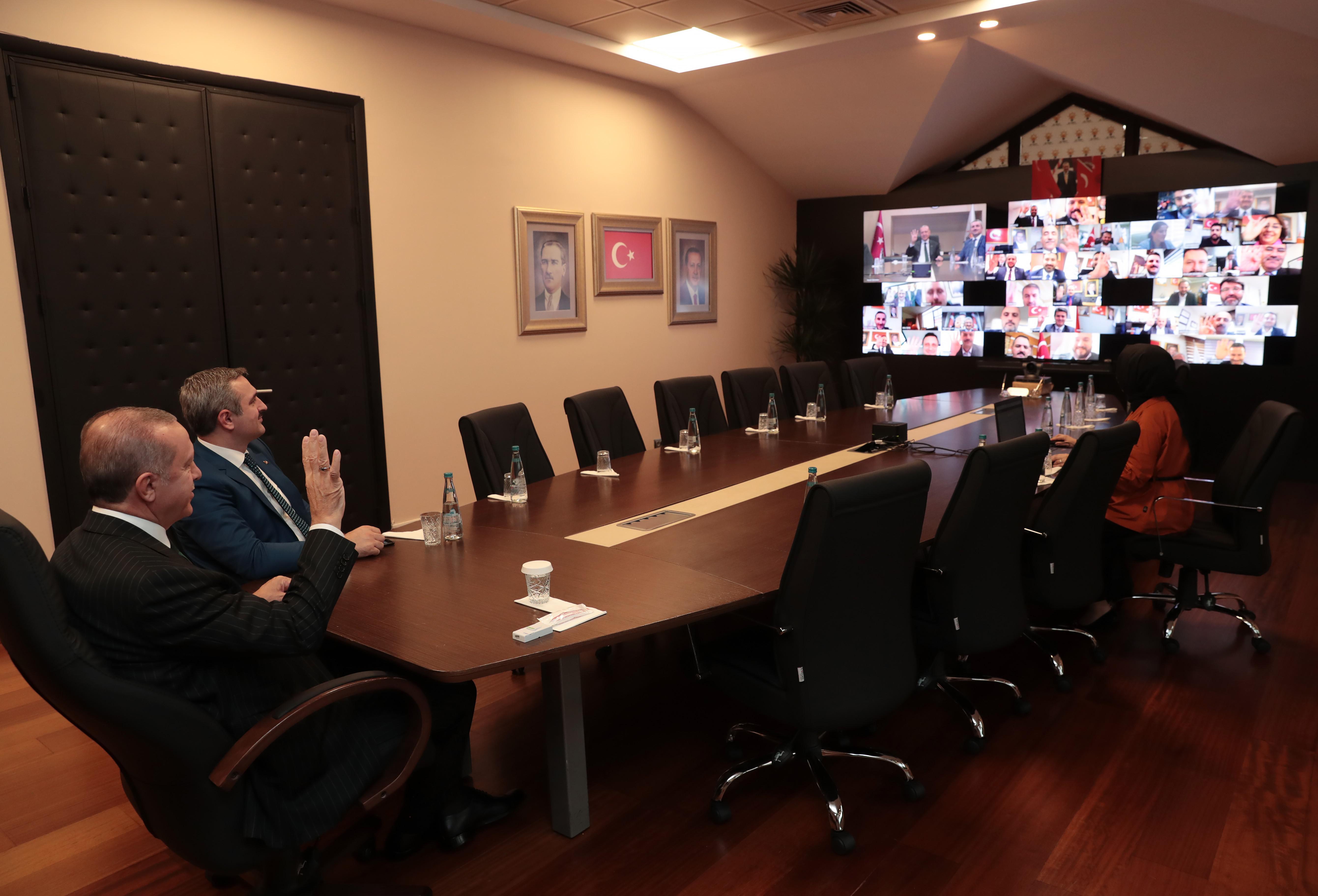 Erdoğan, İstanbul AK Parti ilçe başkanları ile telekonferansla görüştü