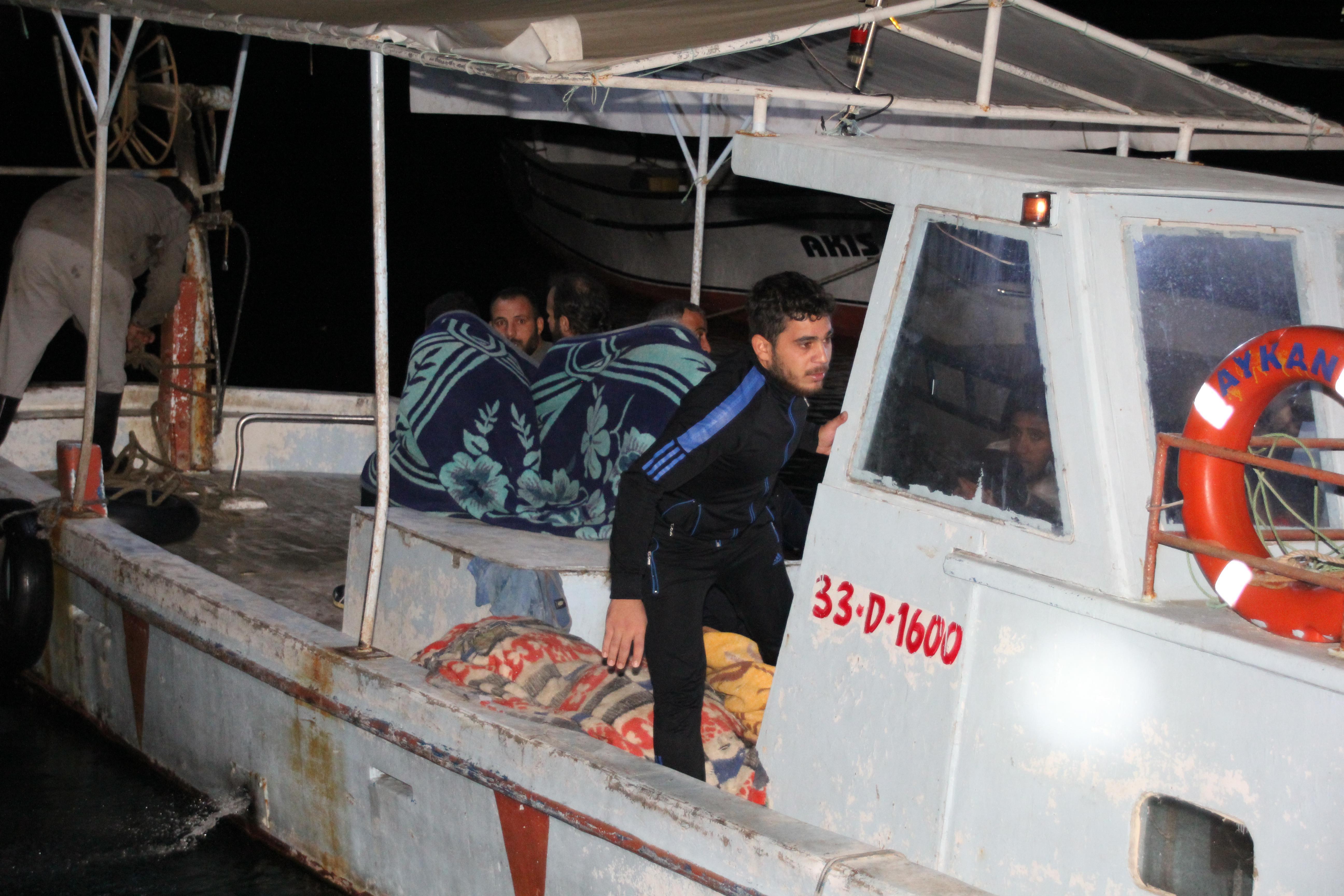 Mersinde göçmenleri taşıyan tekne battı