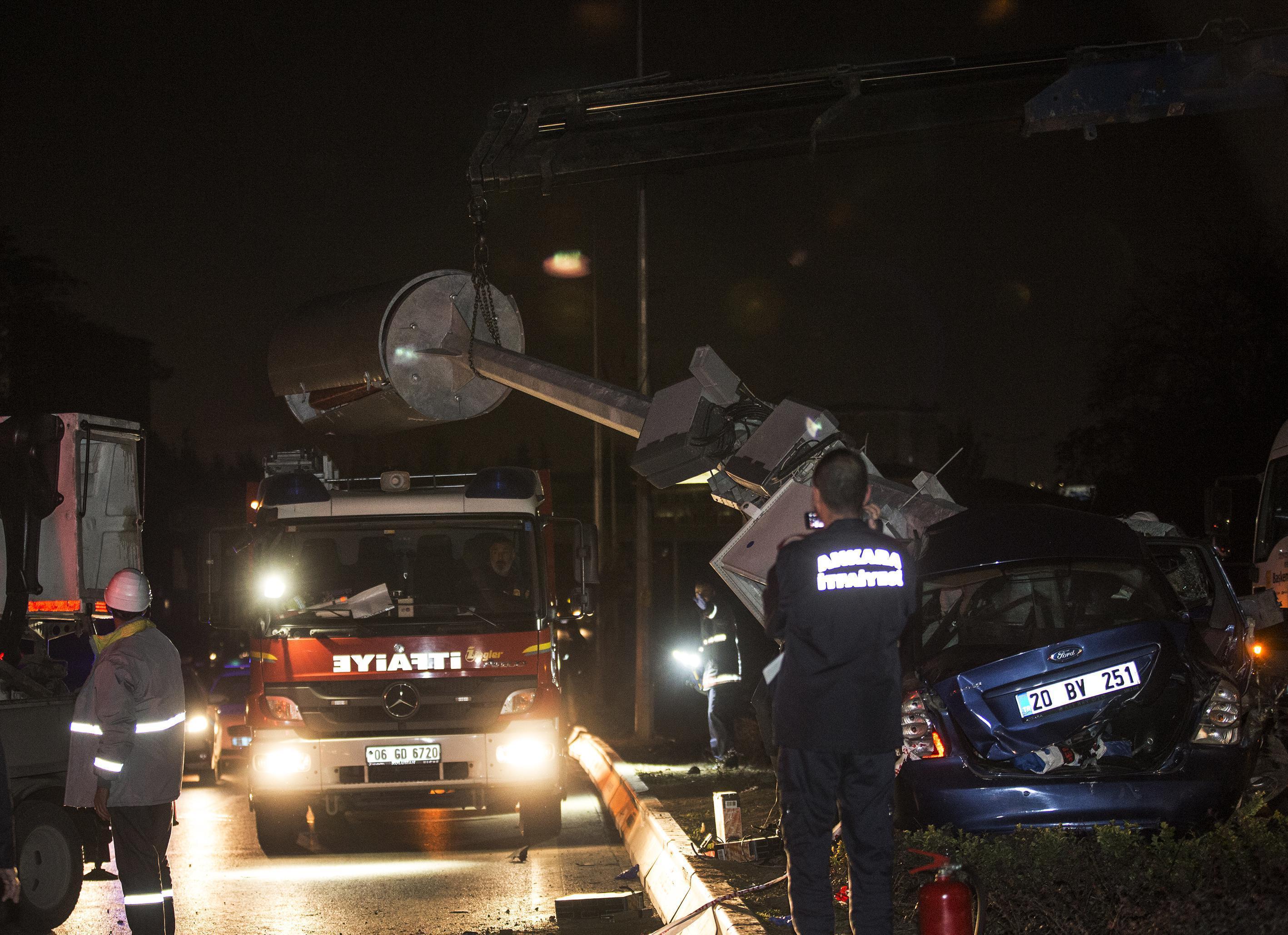 Ankarada baz istasyonuna çarpan aracın sürücüsü öldü