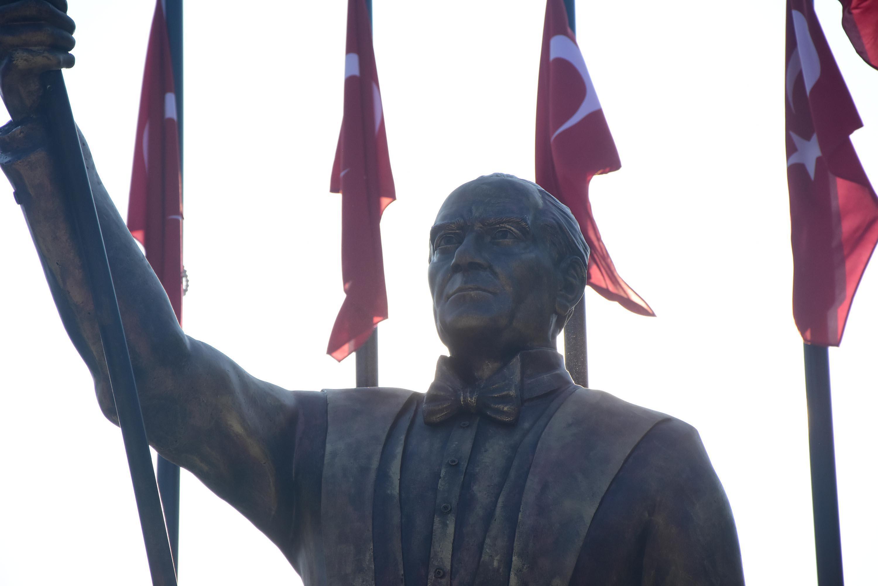 Atatürk’e benzemeyen heykel yeniden tasarlanacak