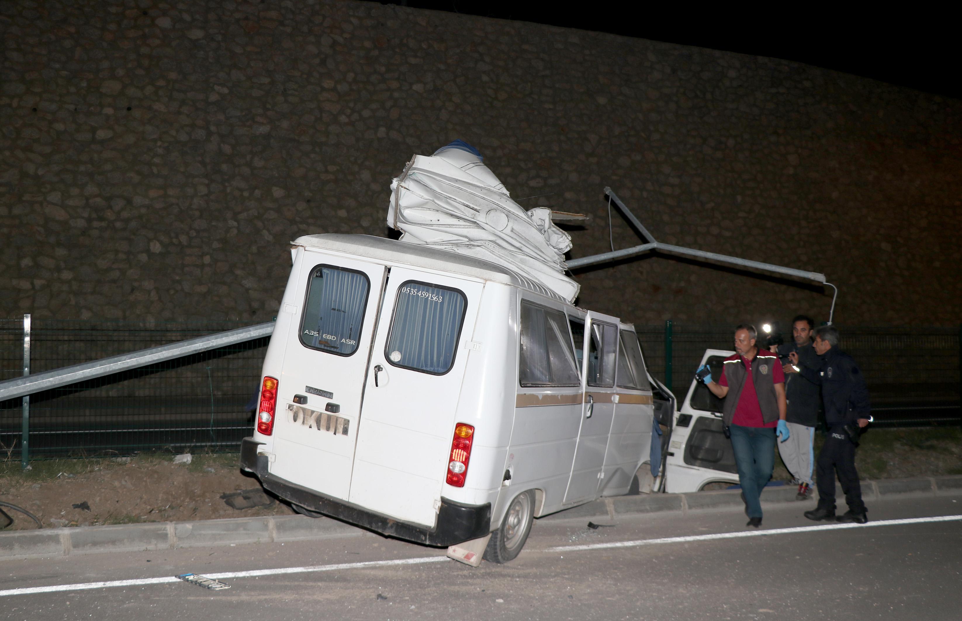 Muğlada minibüs direğe çarptı: 2 ölü