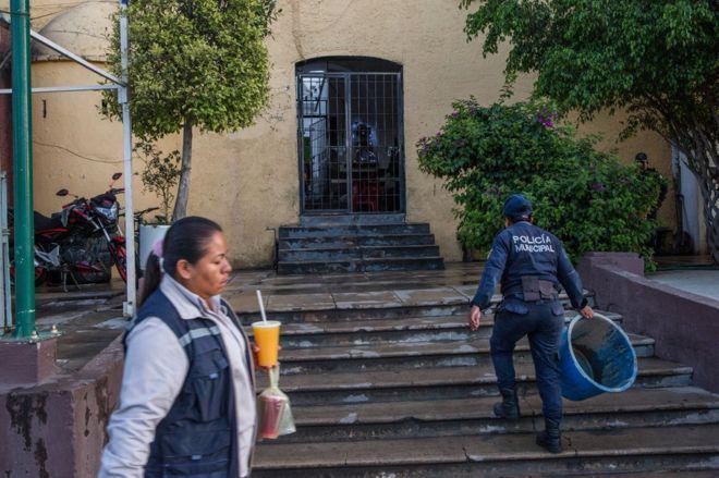 Meksikada 2 kişi WhatsApptan yayılan sahte haber sonrası yakılarak öldürüldü