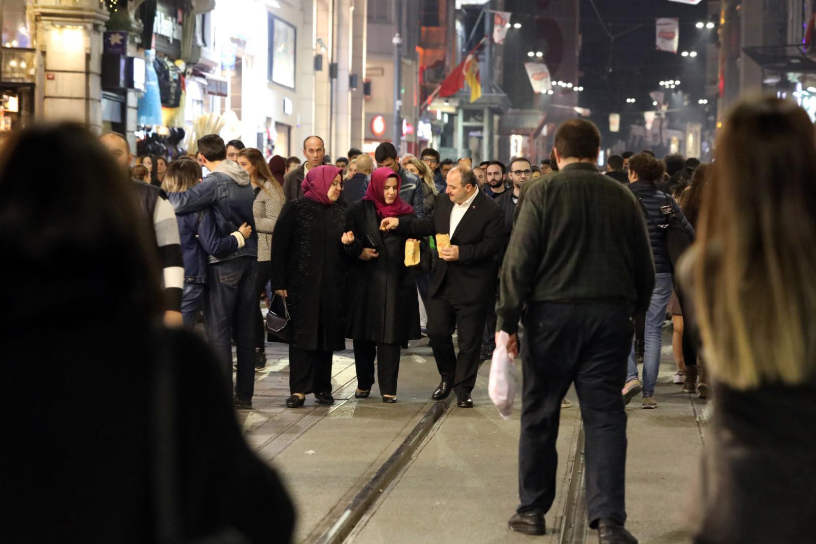 İki bakan İstiklal Caddesi’nde yürüyüşe çıktı