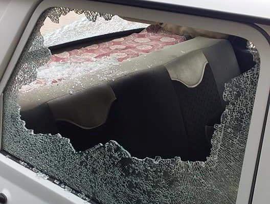 Park halindeki otomobilin camlarını kırdılar